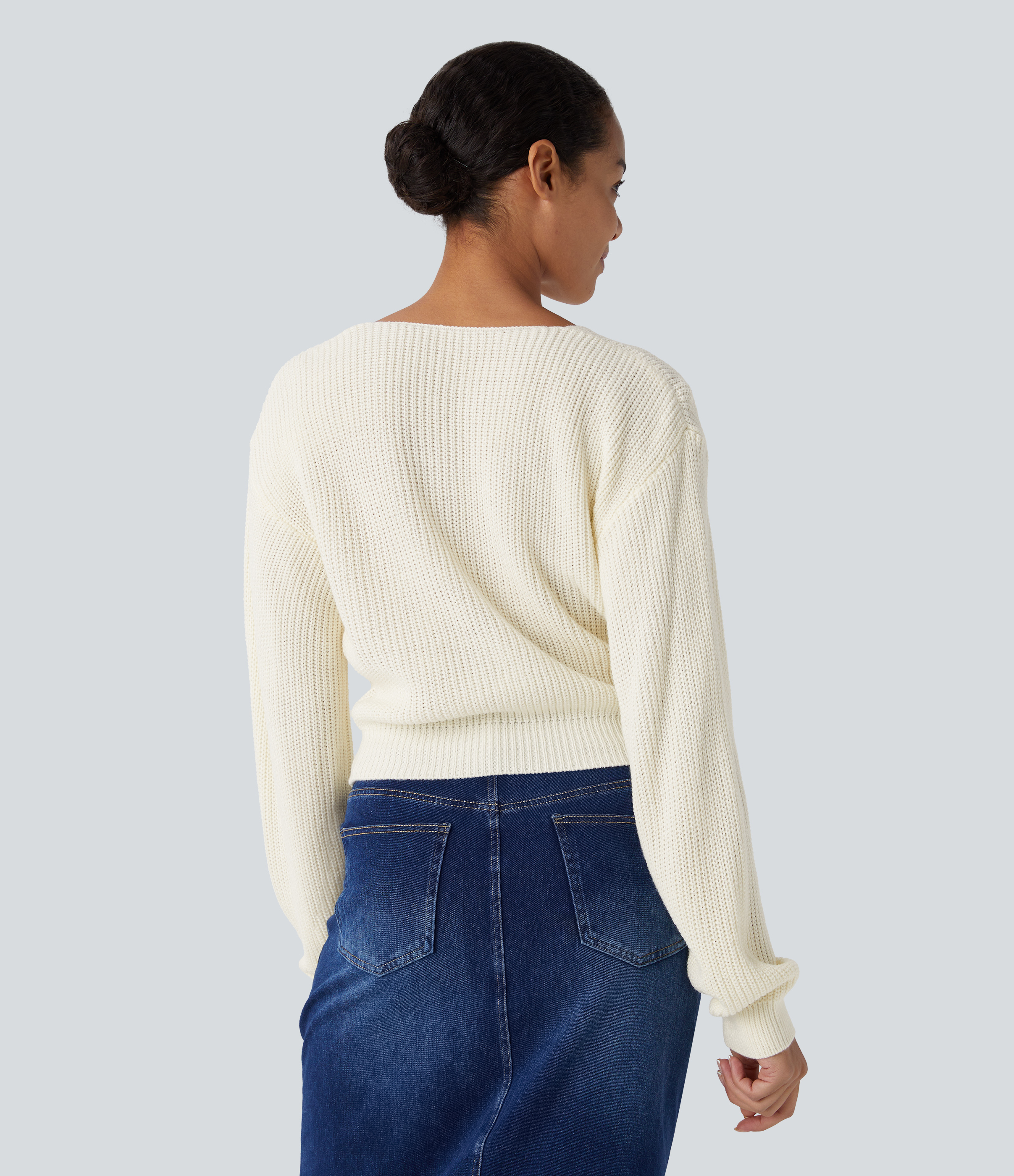 Light Beige Suéter casual de corte relajado, con cuello en V, hombros caídos, mangas largas y diseño cruzado. / 2