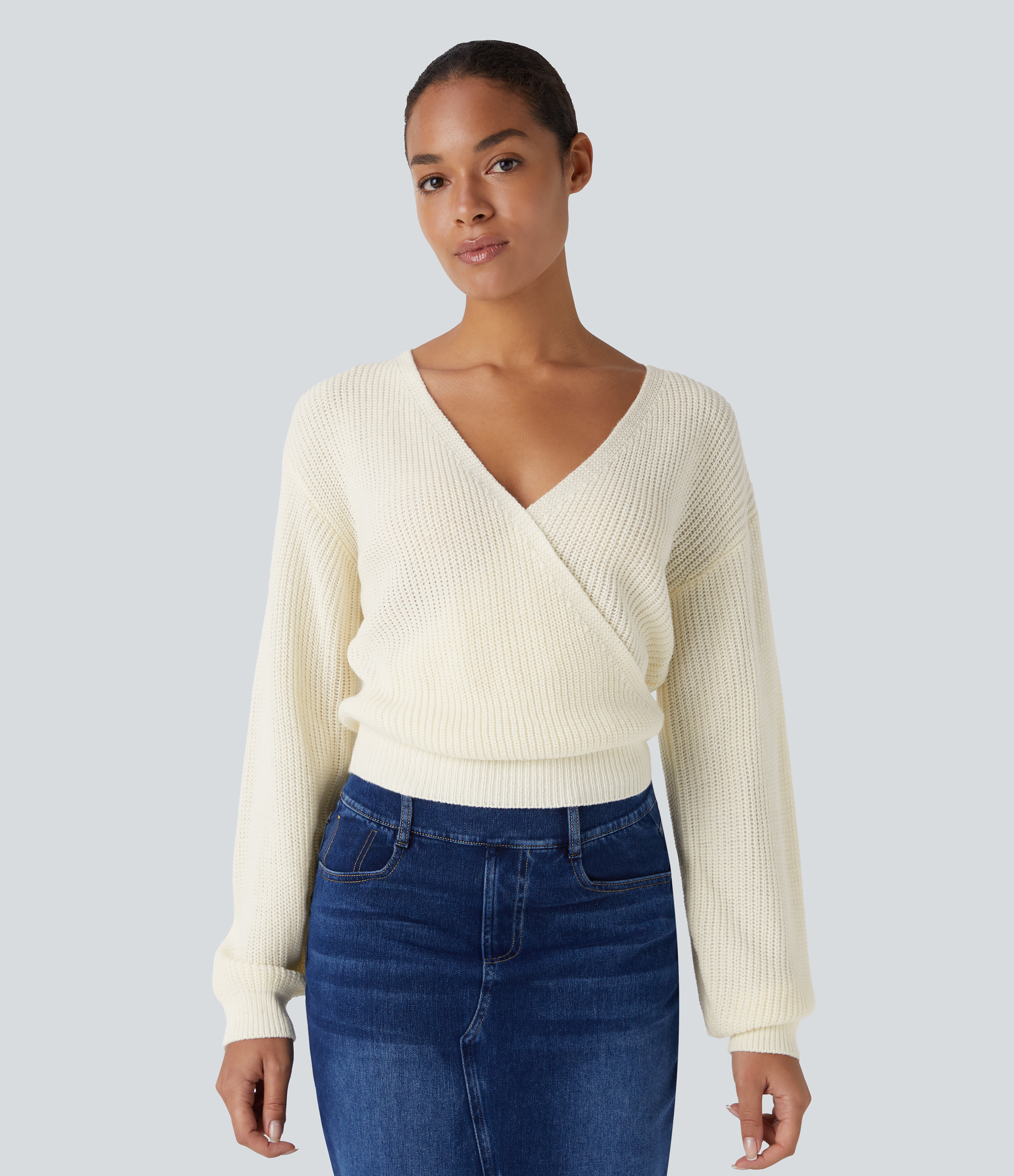 Light Beige Suéter casual de corte relajado, con cuello en V, hombros caídos, mangas largas y diseño cruzado. / 1