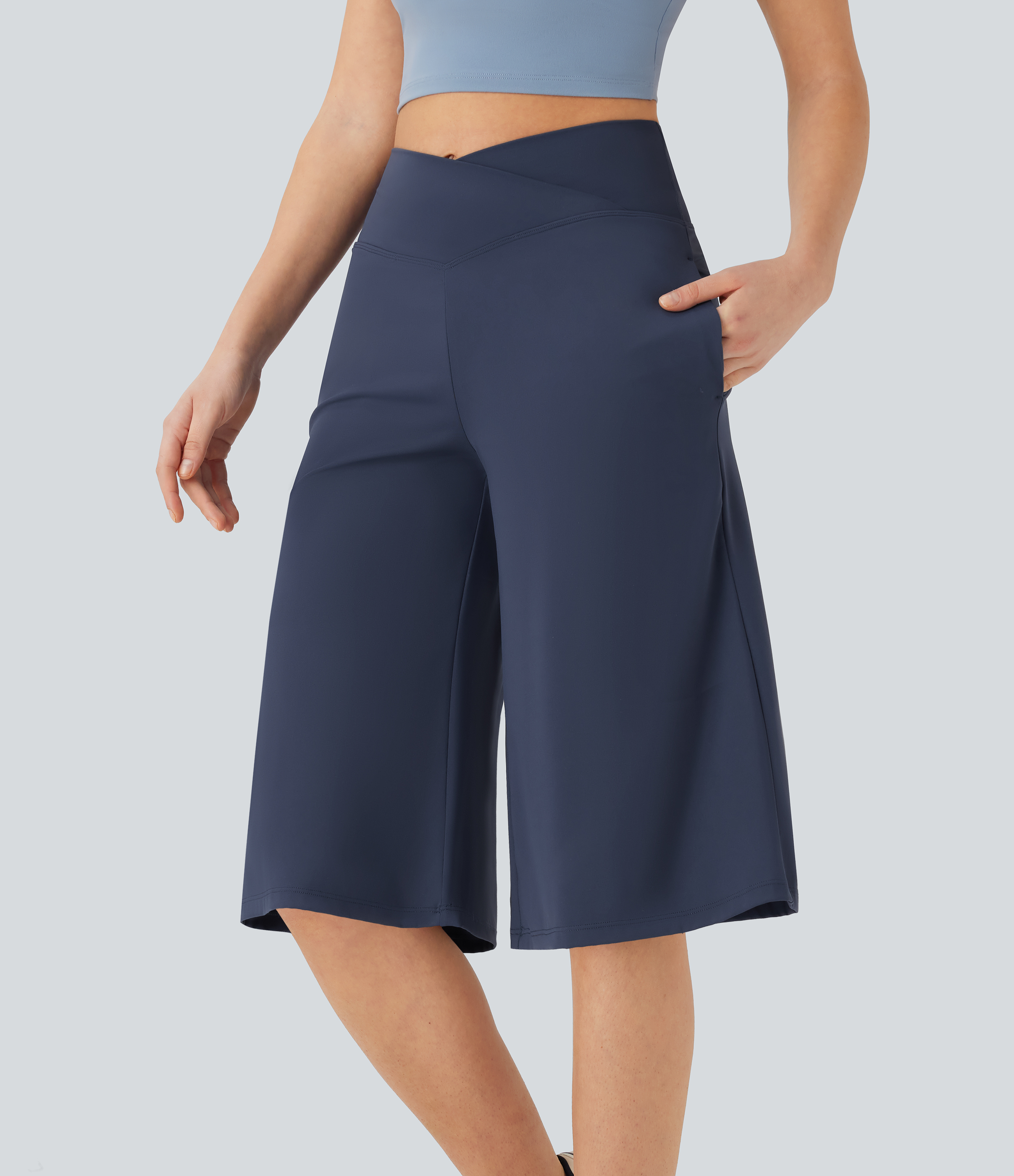 Pantacourt de yoga Cool Touch Softlyzero™ aérien à taille haute croisée, jambe large et poches