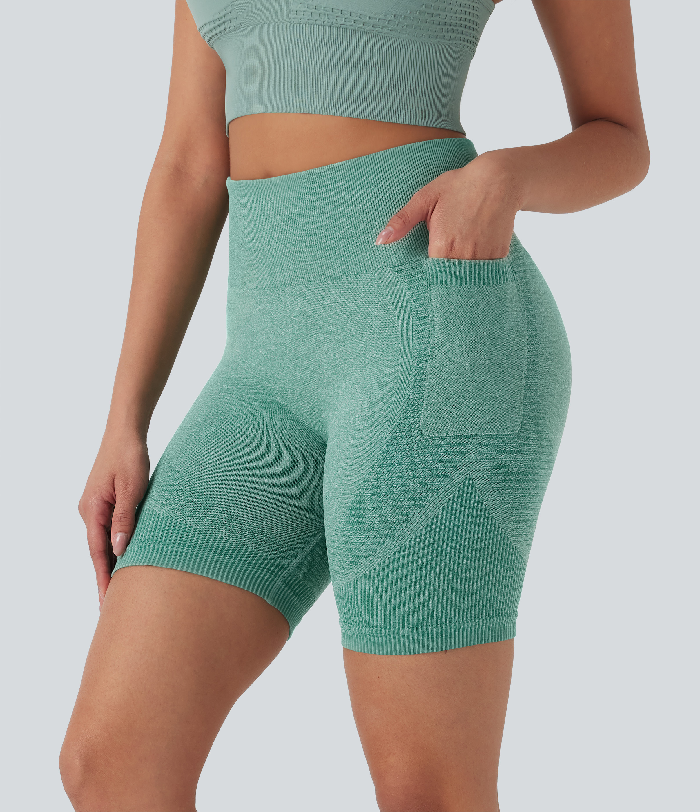 Thatch Green Shorts de yoga de tiro alto fluido sin costuras de 18 cm con bolsillos laterales / 1