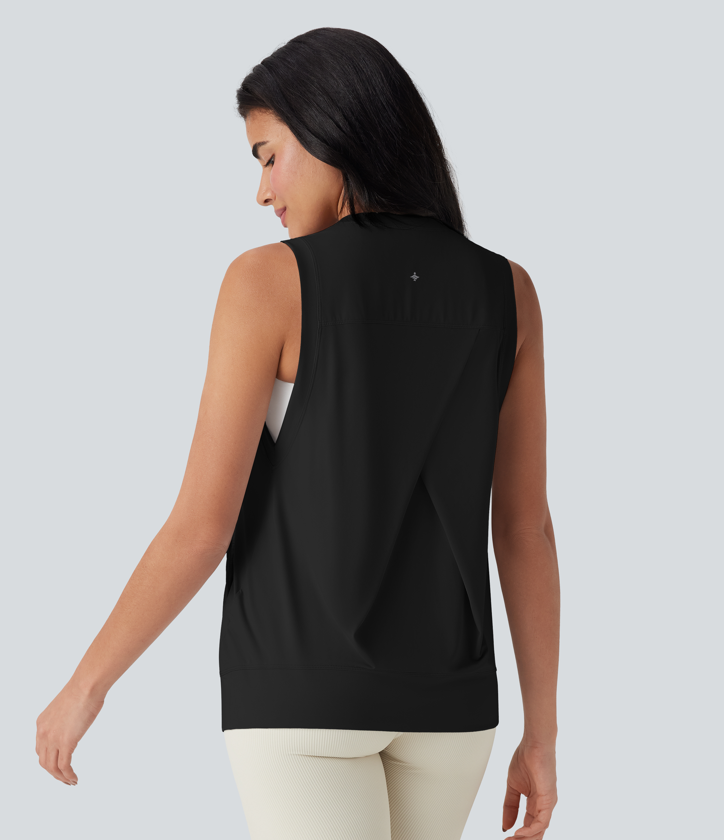 Schwarz Yoga-Tanktop mit Rundhalsausschnitt und Taschen – kühlender Griff, UPF50+ / 1