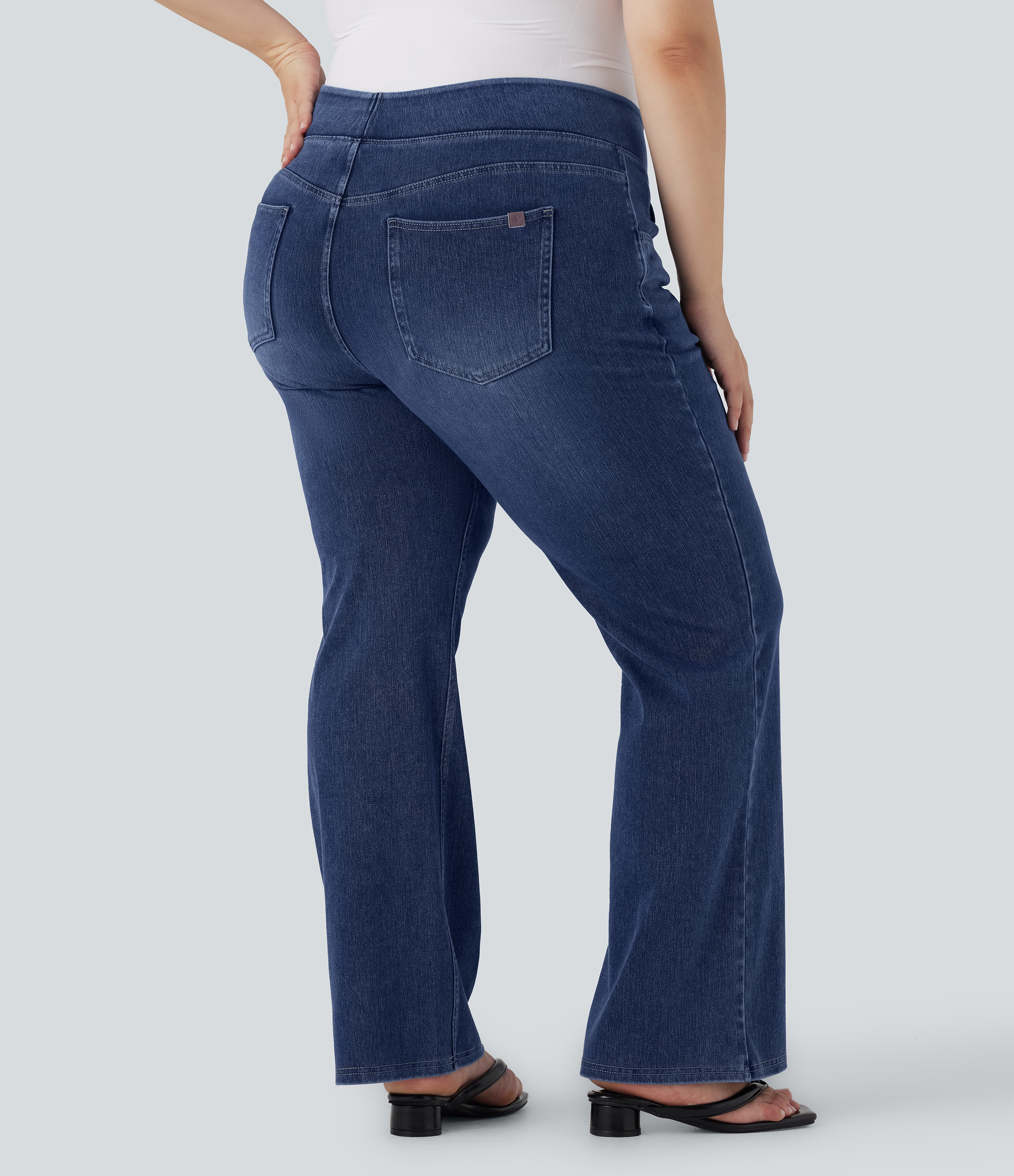 Bright Blue Denim Plus Size Halara Flex™ Hoch taillierte Jeans mit mehreren Taschen, gewaschener, dehnbarer Strick, lässiger Bootcut, Übergröße / 2