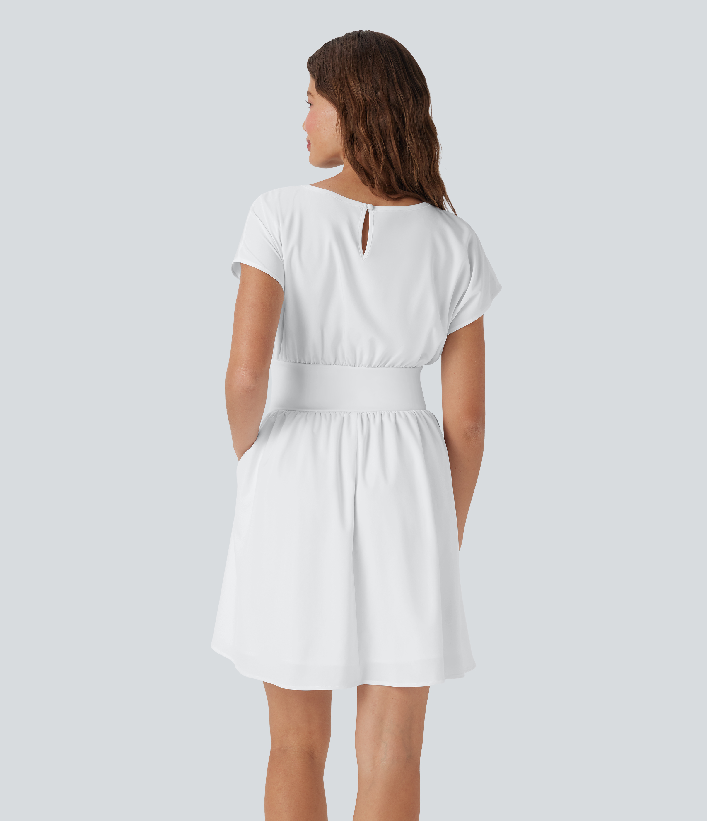 Blanc Breezeful™ mini-robe de travail fluide à manches chauve-souris courtes, séchage rapide, avec poches / 2