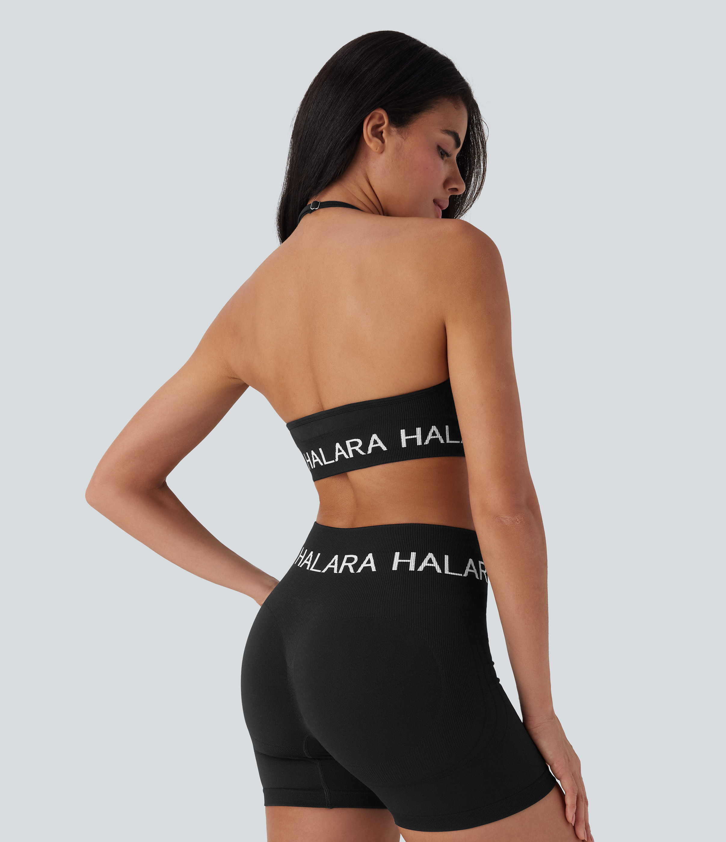 Black Sujetador deportivo de yoga sin costuras de sujeción baja con espalda abierta, cuello halter, tirantes ajustables y con el logo Halara / 2