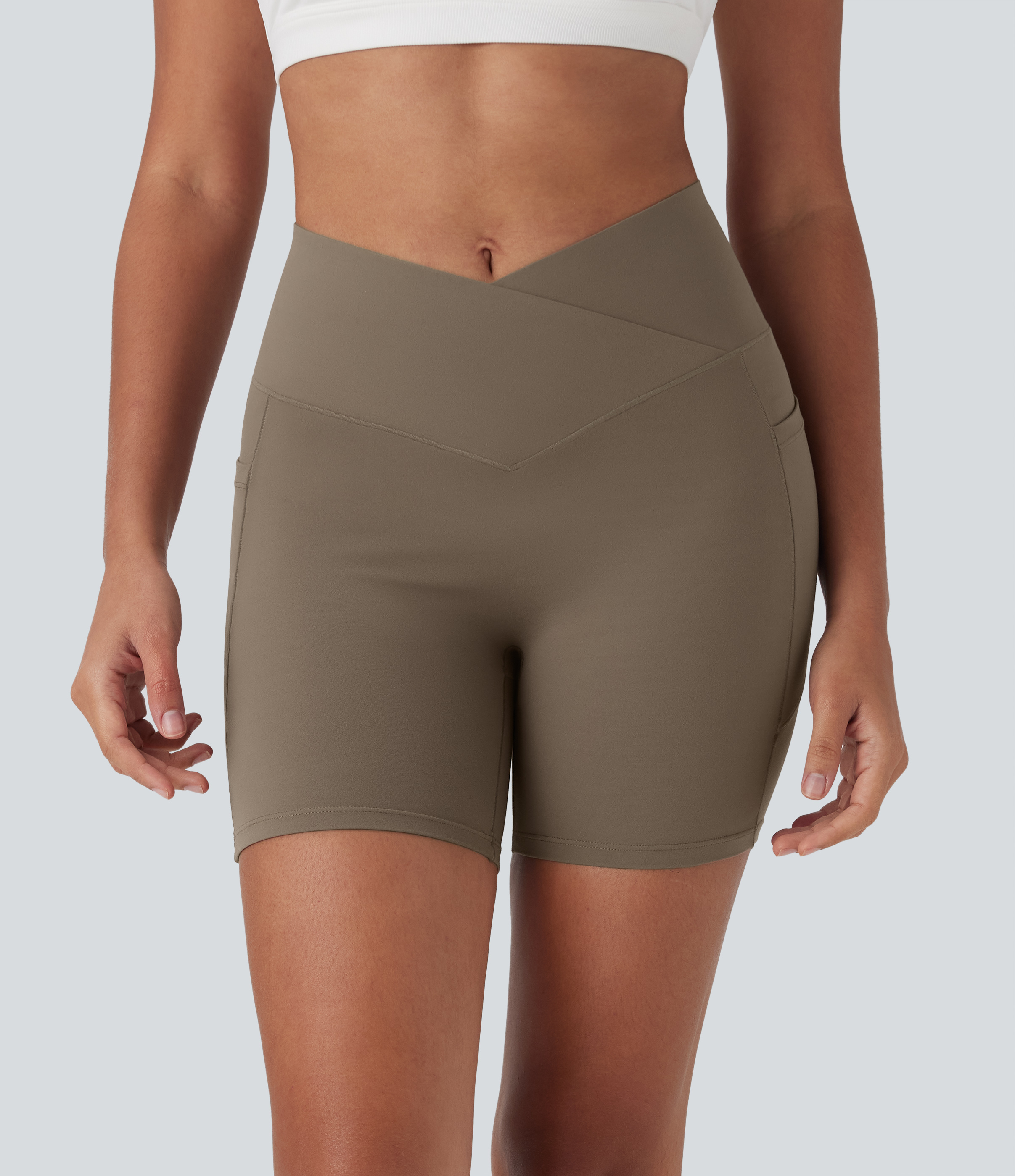 Dawn Brown Shorts de yoga moldeadores Halara UltraSculpt™ de tiro alto cruzado con efecto moldeador de abdomen y push-up de 12.5 cm y bolsillos / 2