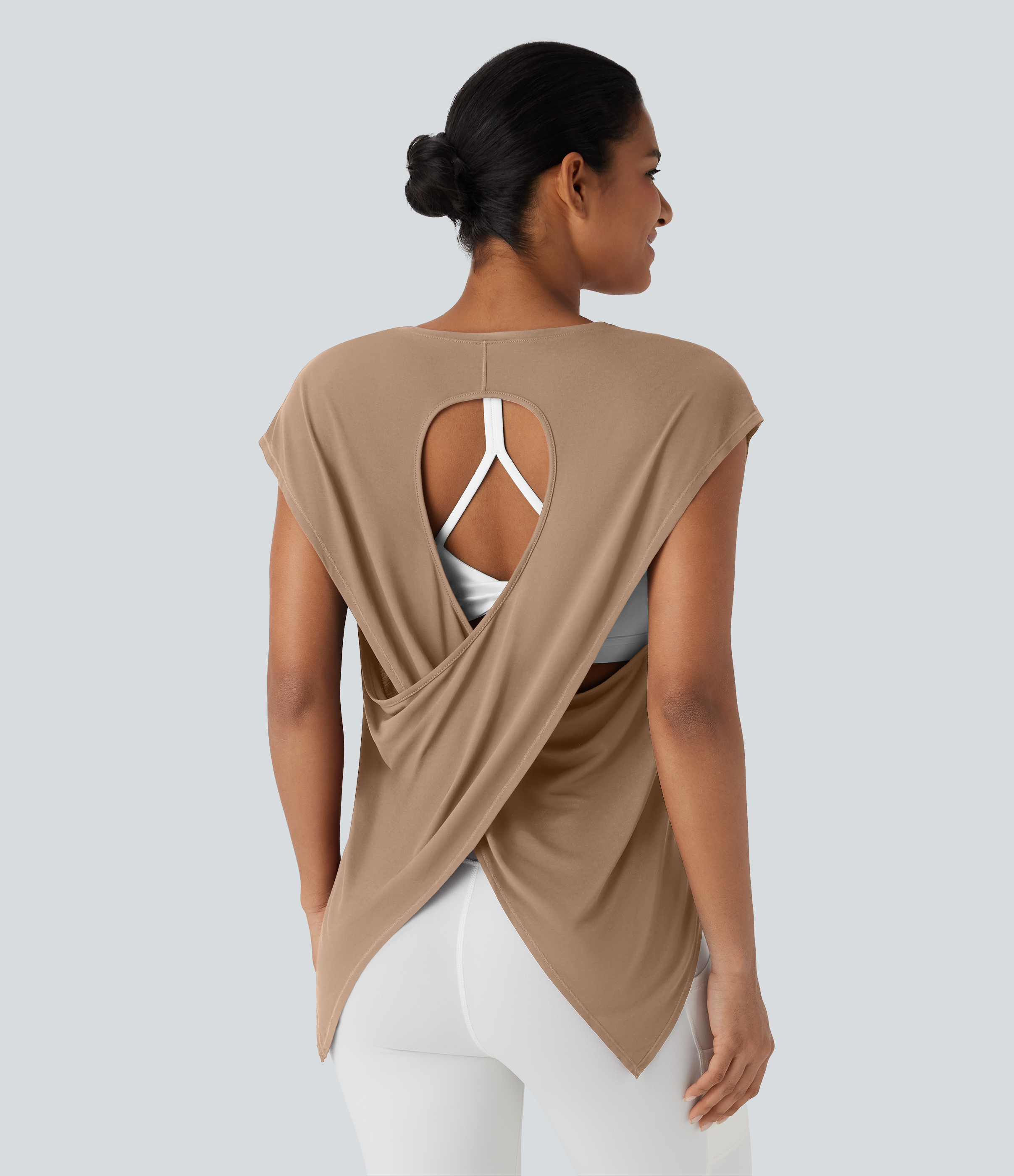 Top deportivo para running asimétrico con espalda cruzada y dobladillo asimétrico