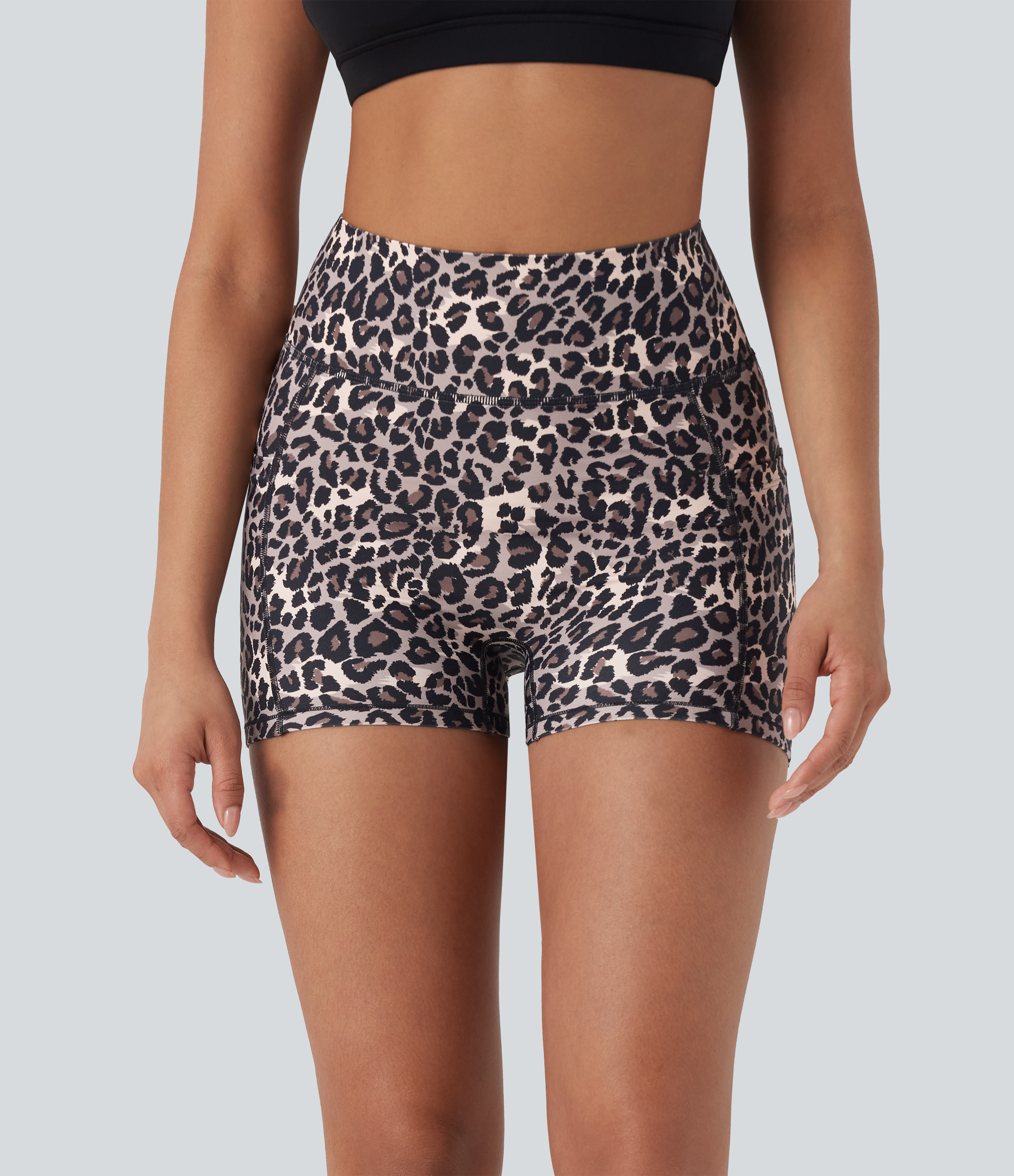 Black Leopard Shorts de yoga biker de 7.5 cm con estampado de leopardo y tiro alto con bolsillos / 2