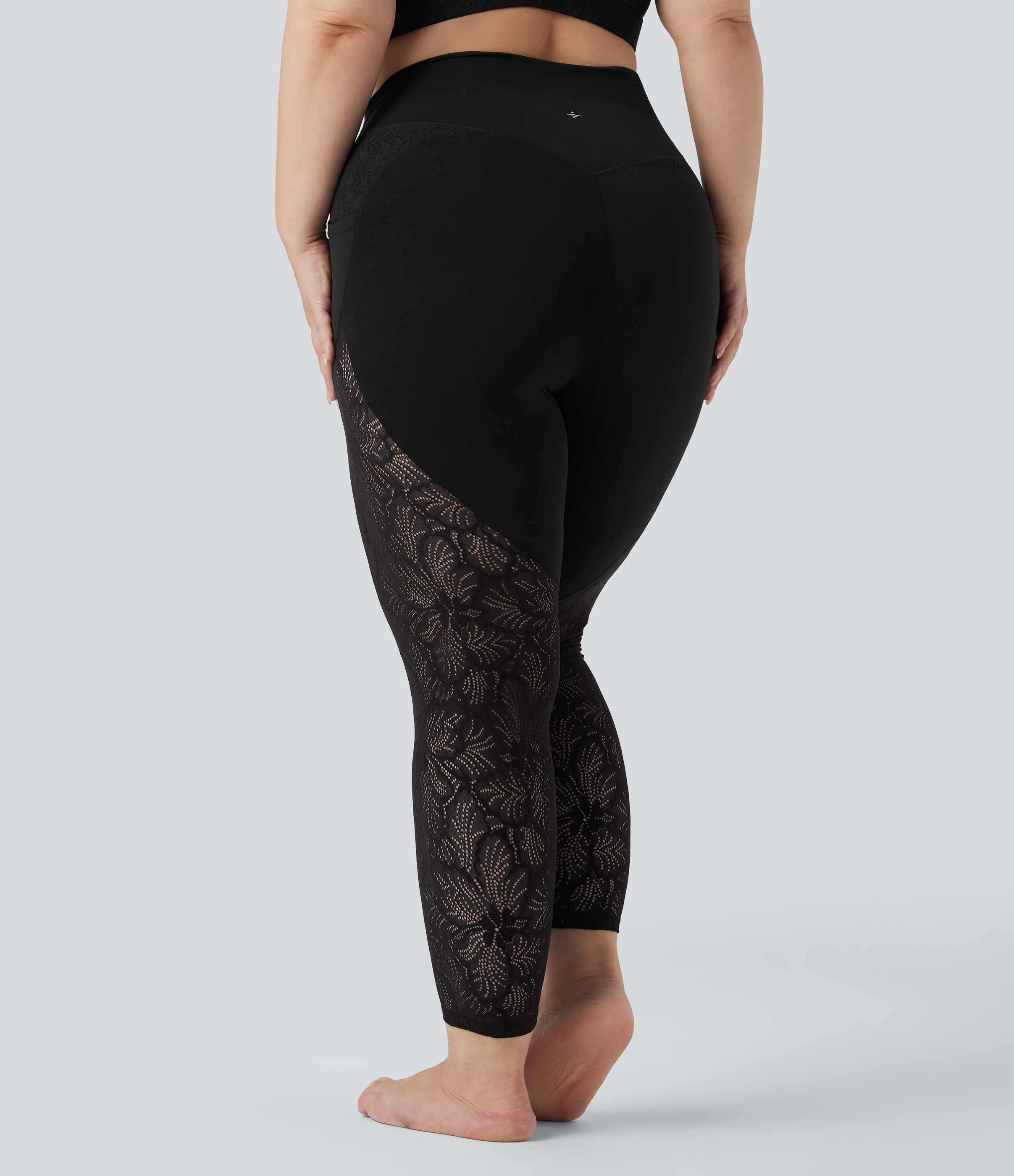 Negro Leggings de yoga SoftlyZero™ de tiro alto cruzado con encaje en contraste de talla grande en longitud 7/8 y bolsillos - UPF 50+ / 2