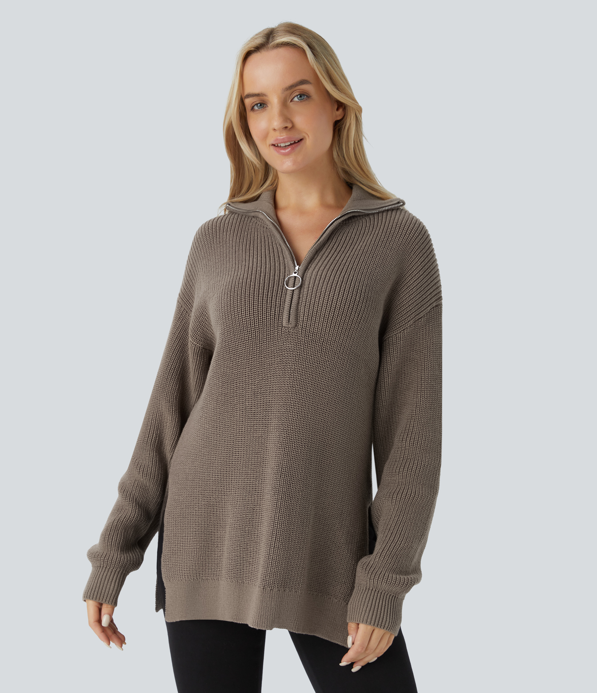 Lässiger Pullover mit Trichterhals, halbem Reißverschluss, langen Ärmeln und Schlitz