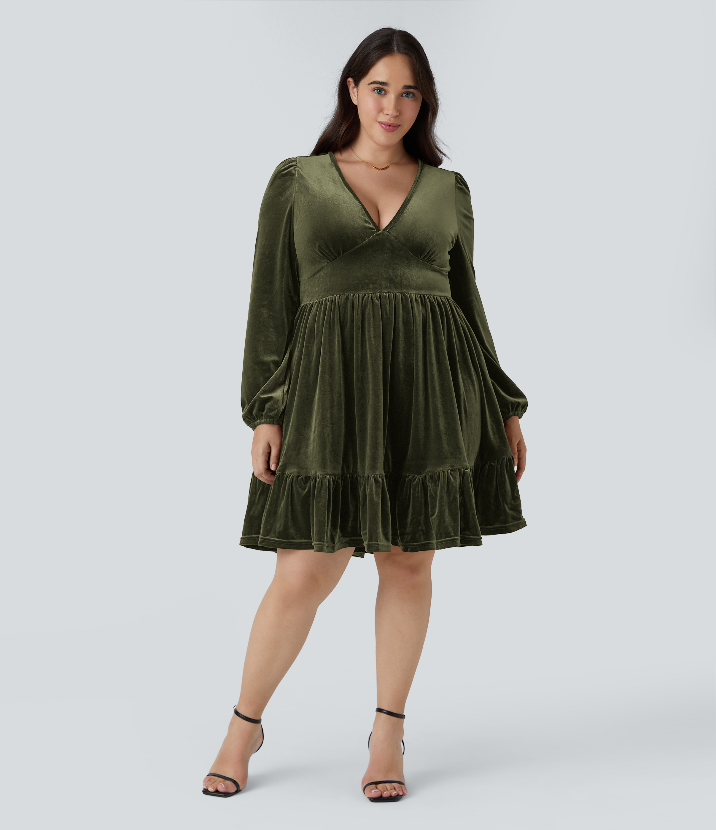 Minikleid mit tiefem V-Ausschnitt und Rüschensaum - Plus Size
