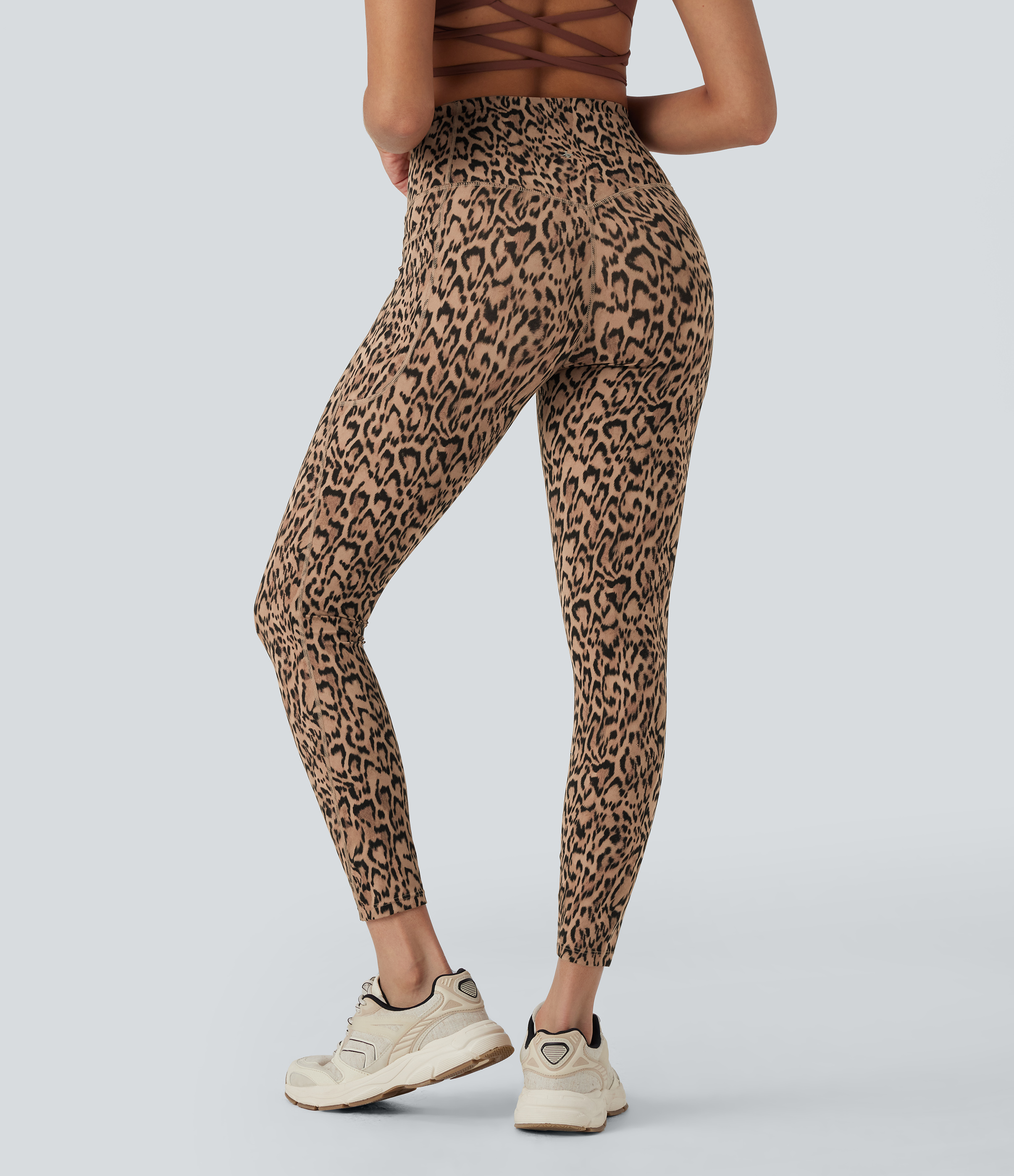 Tan Leopard Leggings de yoga Halara UltraSculpt™ con estampado de leopardo, cintura alta, control de abdomen y bolsillos / 2
