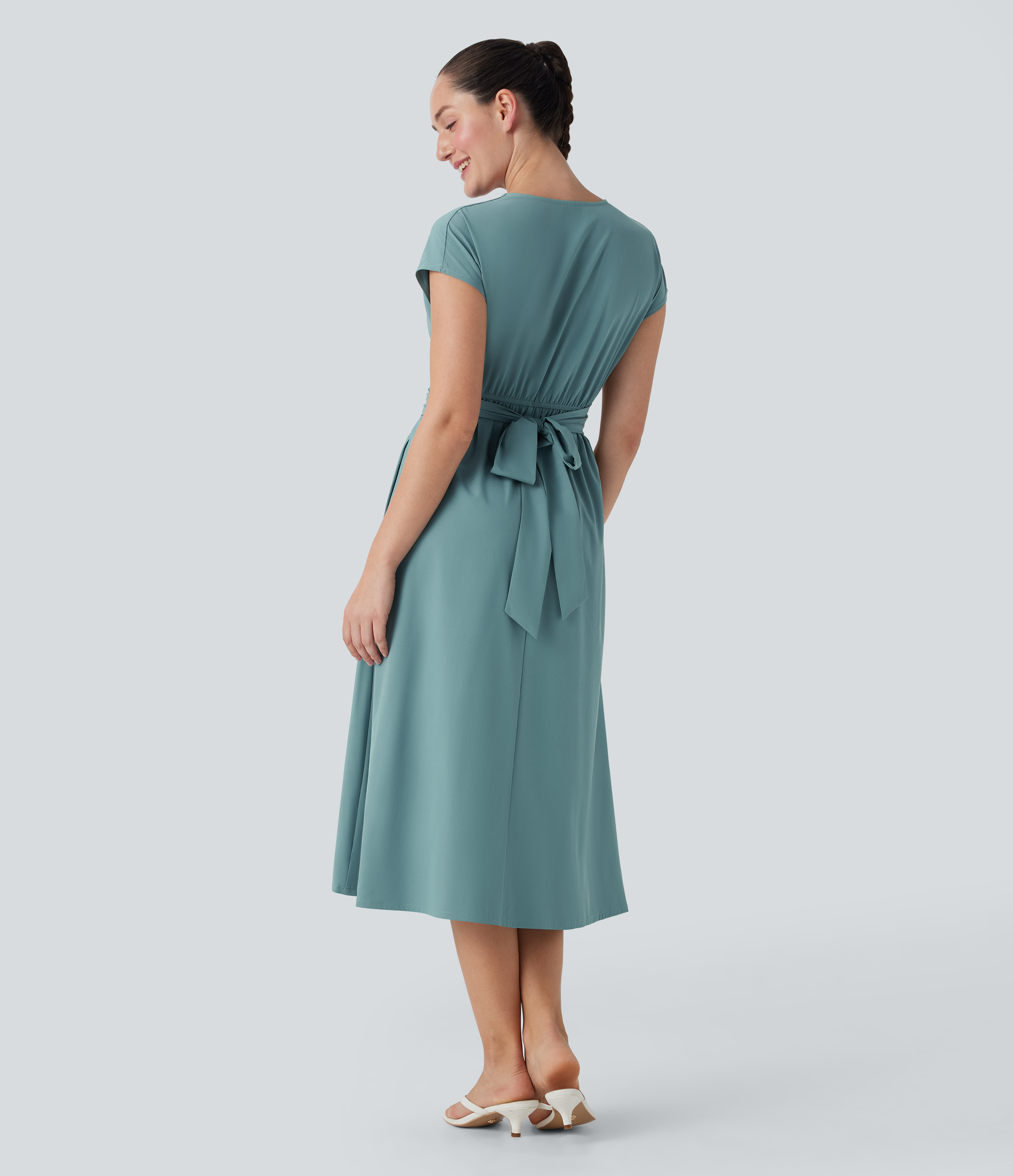 Stone Blue Breezeful™ robe midi décontractée à col en V, manches courtes, avec poche et lien à nouer au dos, tissu à séchage rapide / 2