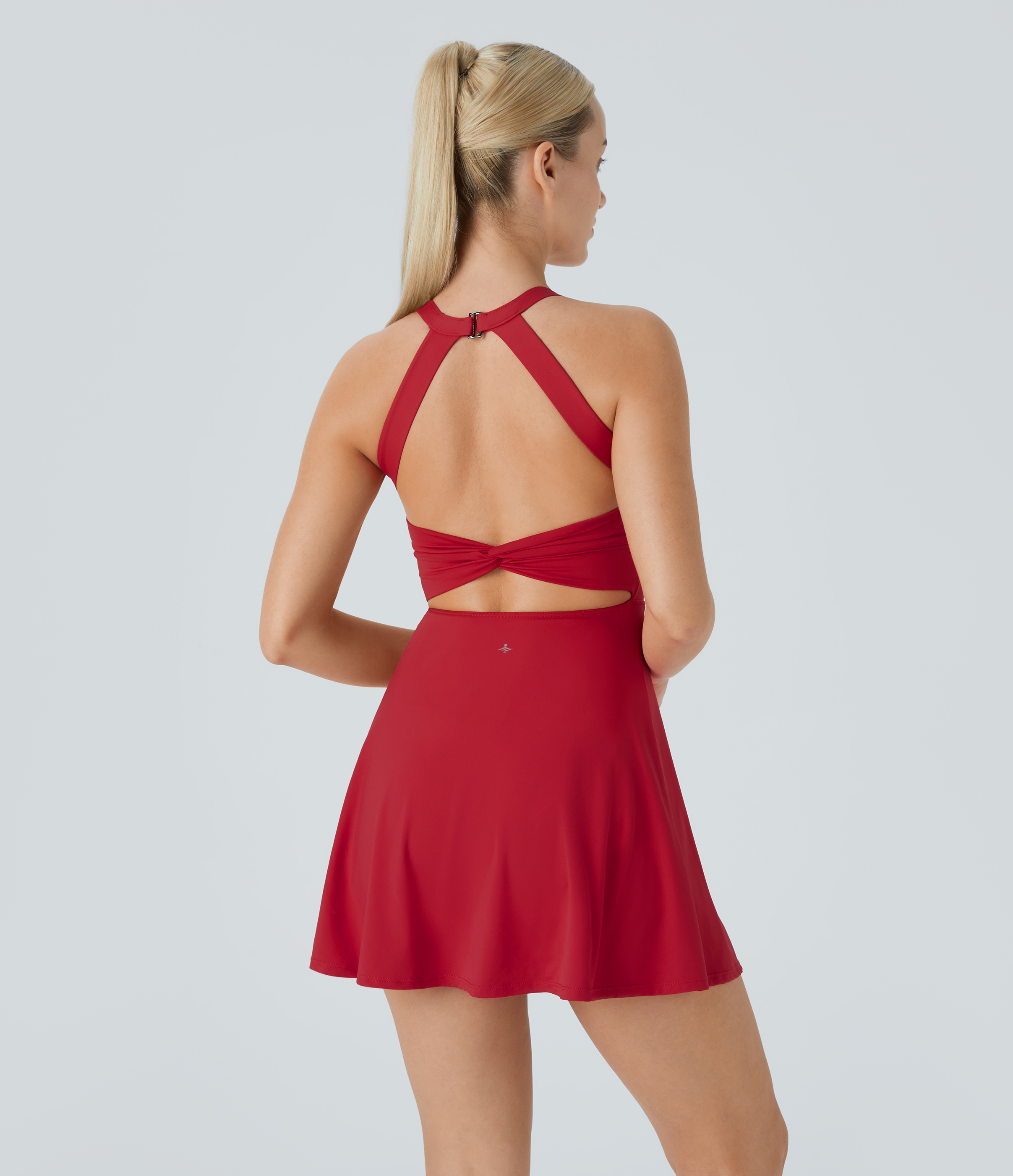 Salsa Vestido deportivo sin espalda con diseño retorcido en copas D-F / 2