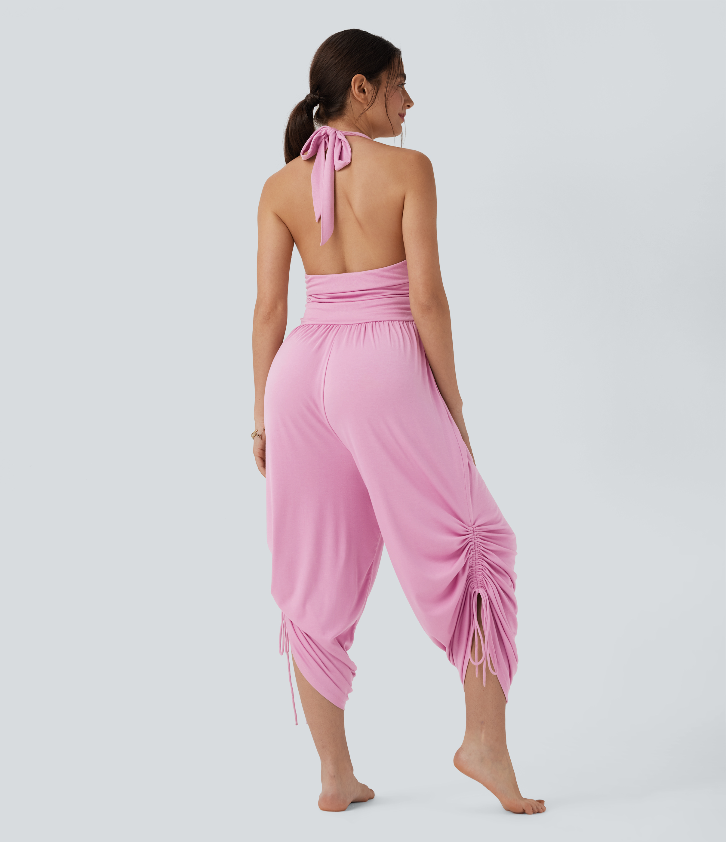 Jumpsuit de resort con cuello halter acanalado, lazo en la espalda, cordón ajustable y bolsillos