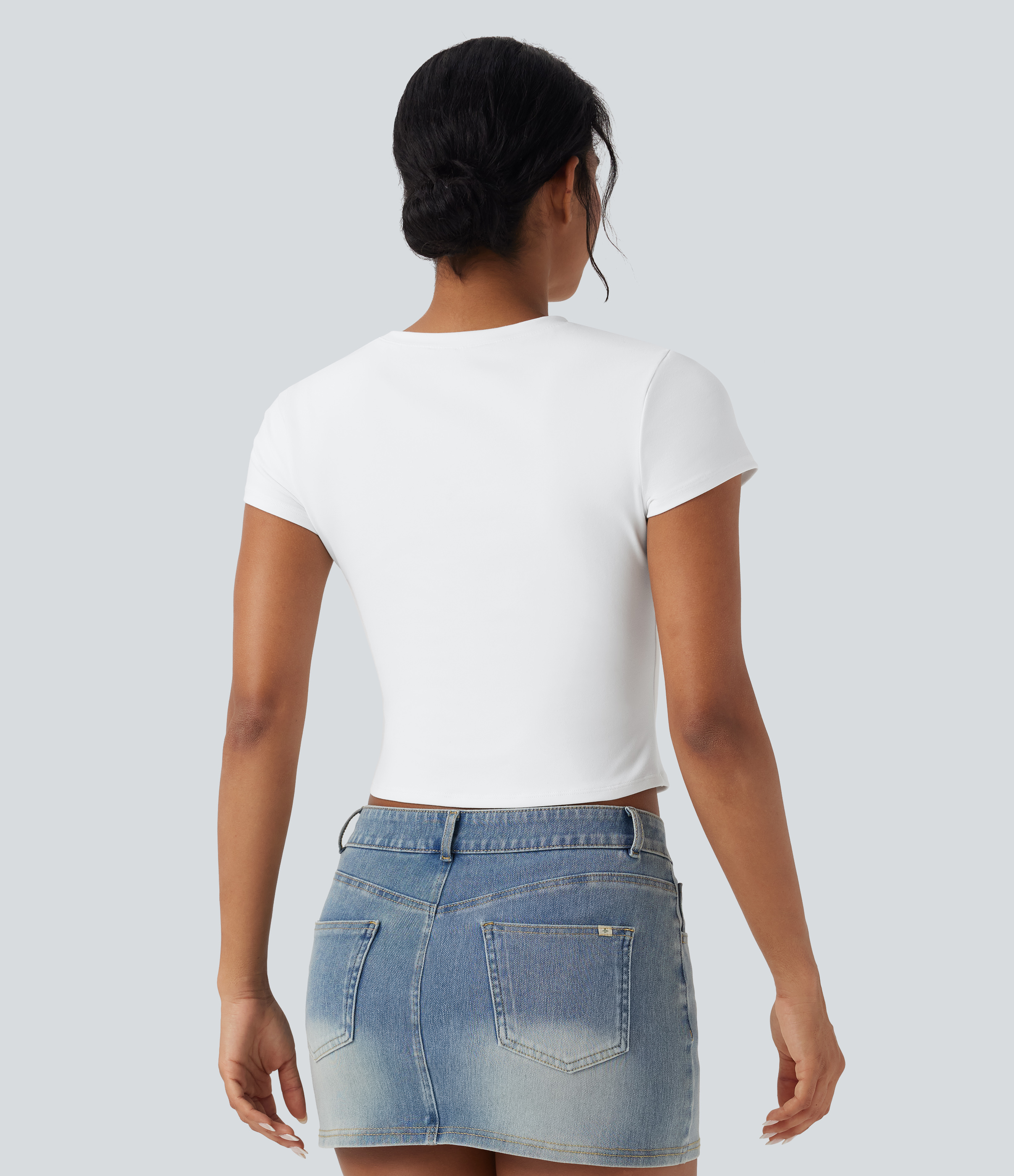 White Camiseta casual corta y ajustada con cuello redondo / 2