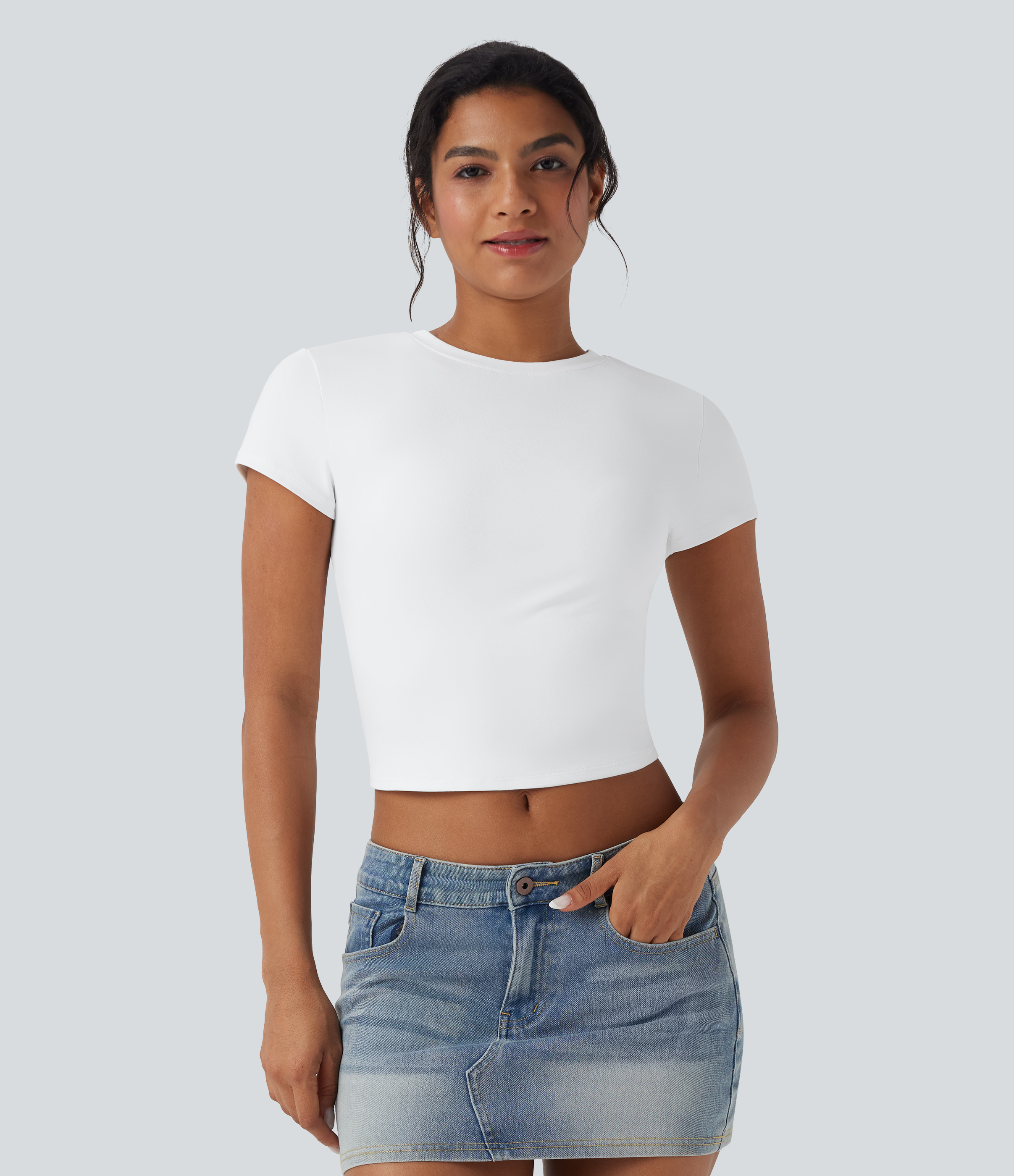 White Camiseta casual corta y ajustada con cuello redondo / 1