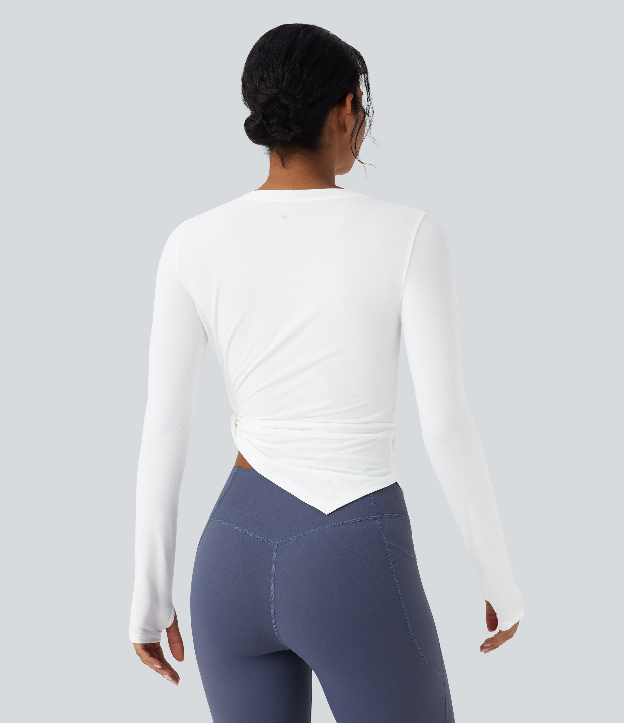 Blanco Top deportivo de yoga asimétrico de manga larga con abertura para el pulgar y secado rápido / 2