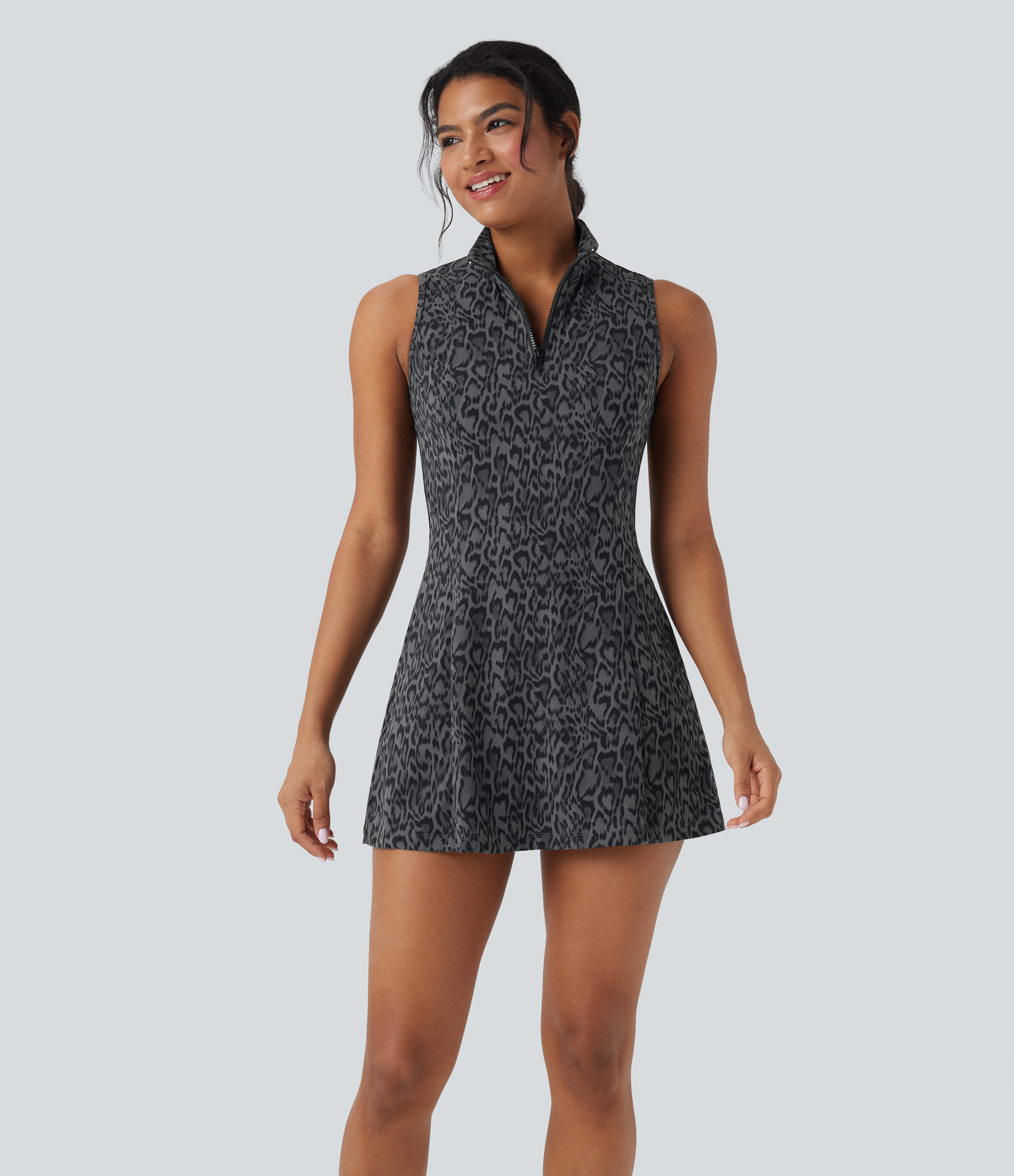 Halara – Halara UltraSculpt™ – Ärmelloses Tennis-Minikleid mit Seitentaschen, Polokragen, halbem Reißverschluss und Leopardenmuster – Shadow Leopard – M