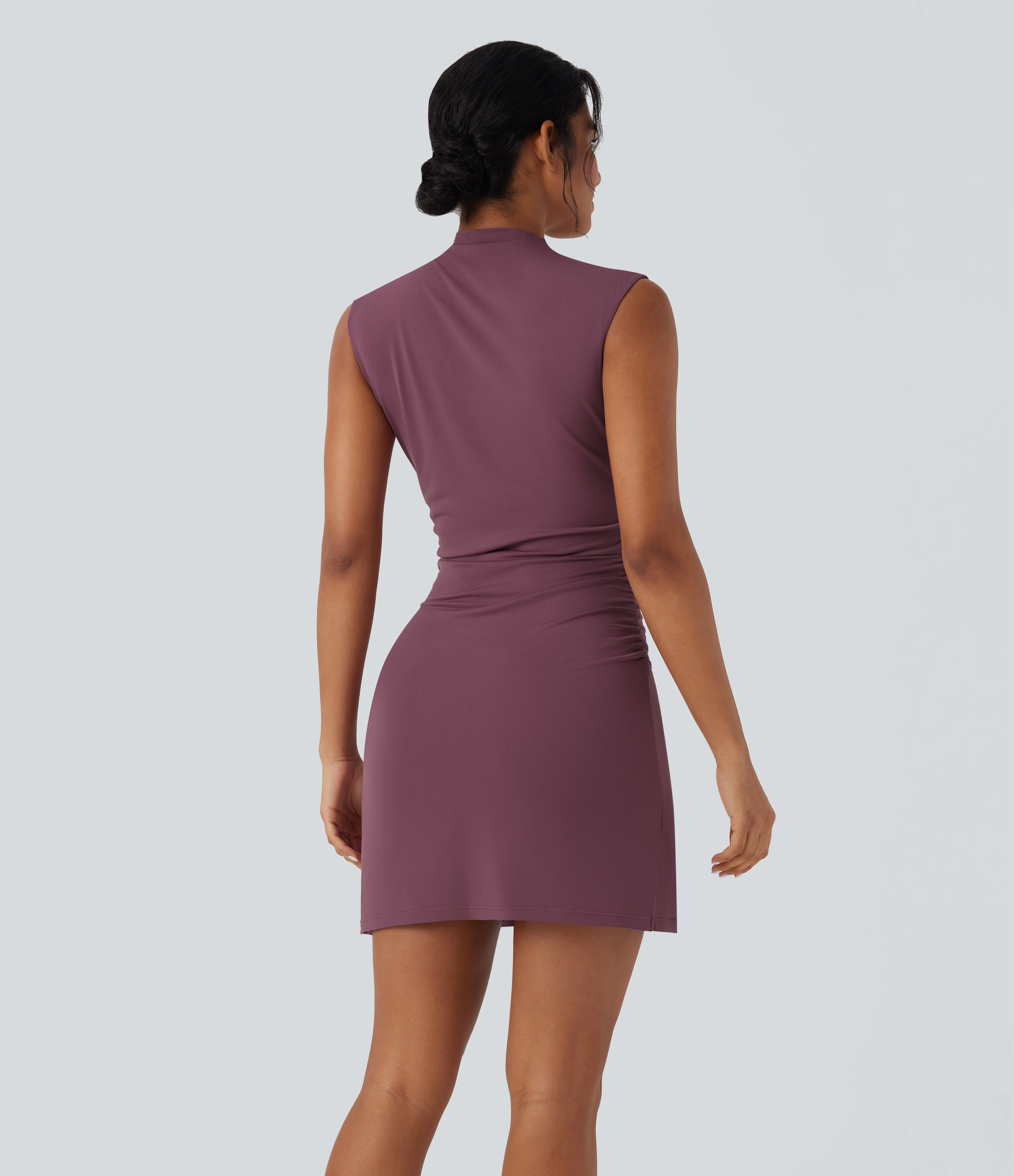 Tulipwood Vestido mini ajustado sin mangas con fruncido, escote cerrado y dobladillo cruzado / 2