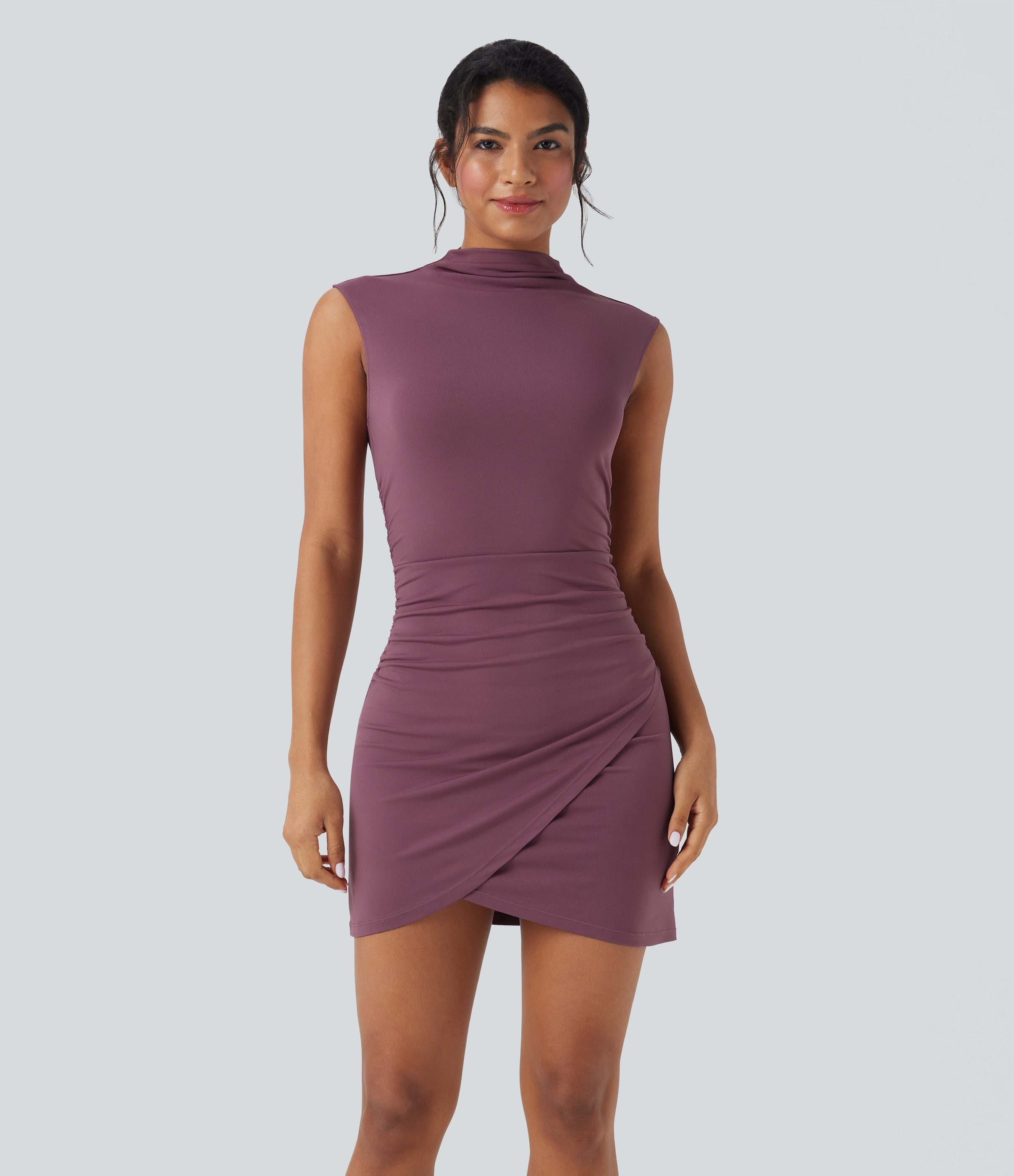Figurbetontes, gerafftes, ärmelloses Minikleid mit Stehkragen und Crossover-Saum