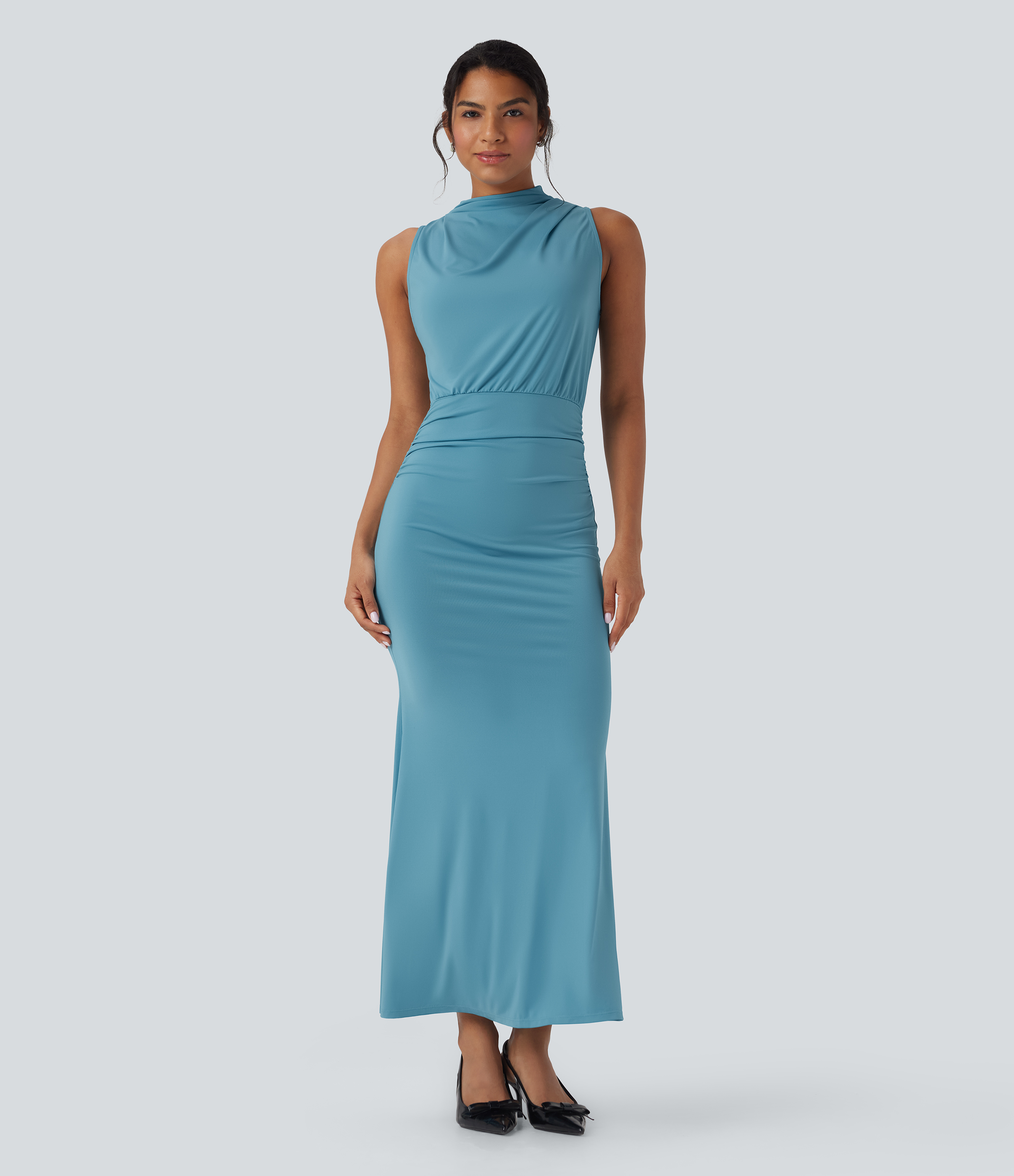Vestido largo sin mangas con escote en forma de tulipán y espalda con abertura