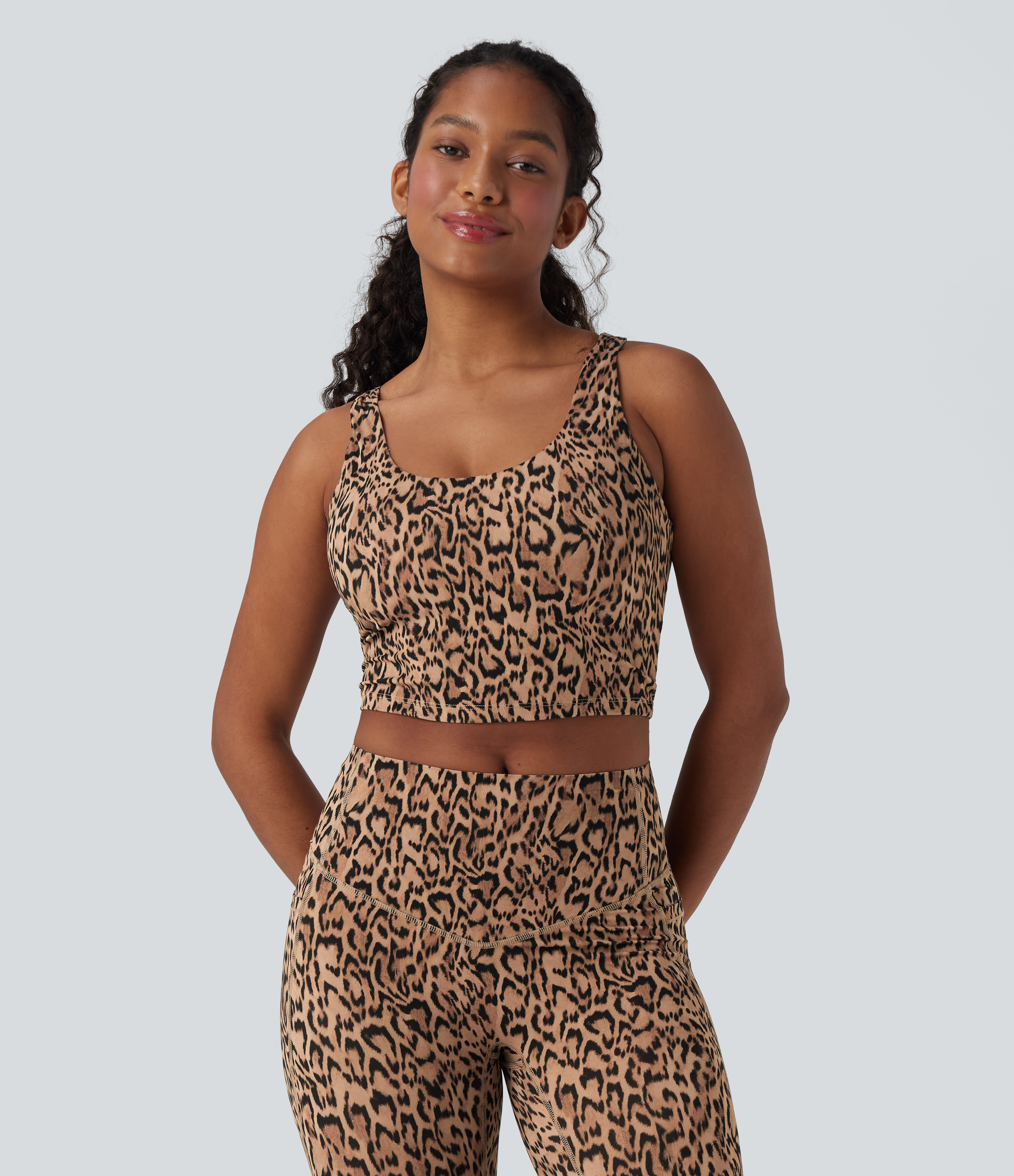 Tan Leopard Top de yoga corto Halara UltraSculpt™ con cuello en U y estampado de leopardo / 2