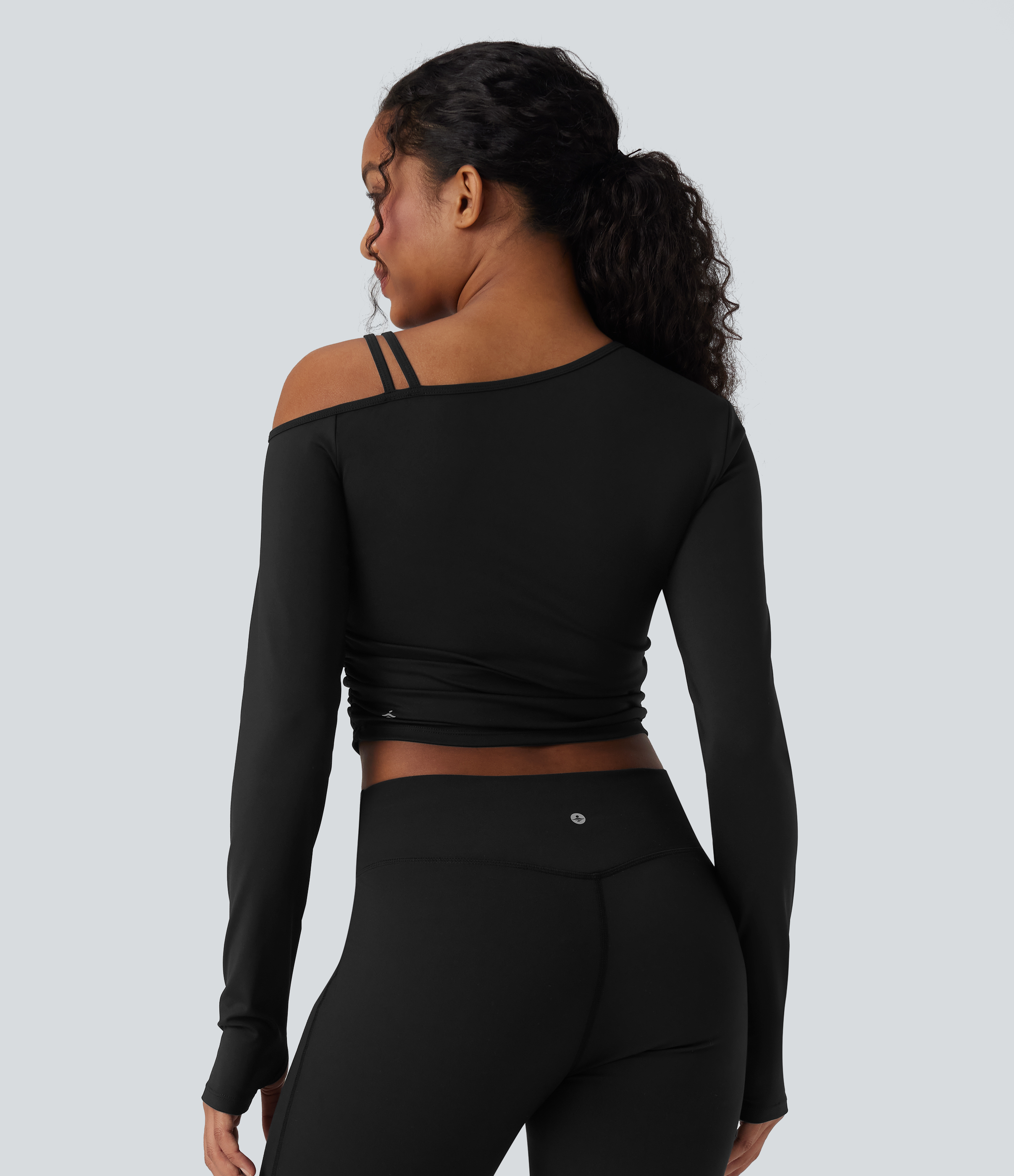 Negro Top deportivo de yoga SoftlyZero™ Airy de tacto fresco de manga larga fruncida con un solo hombro y aberturas para los pulgares - UPF 50+ / 2