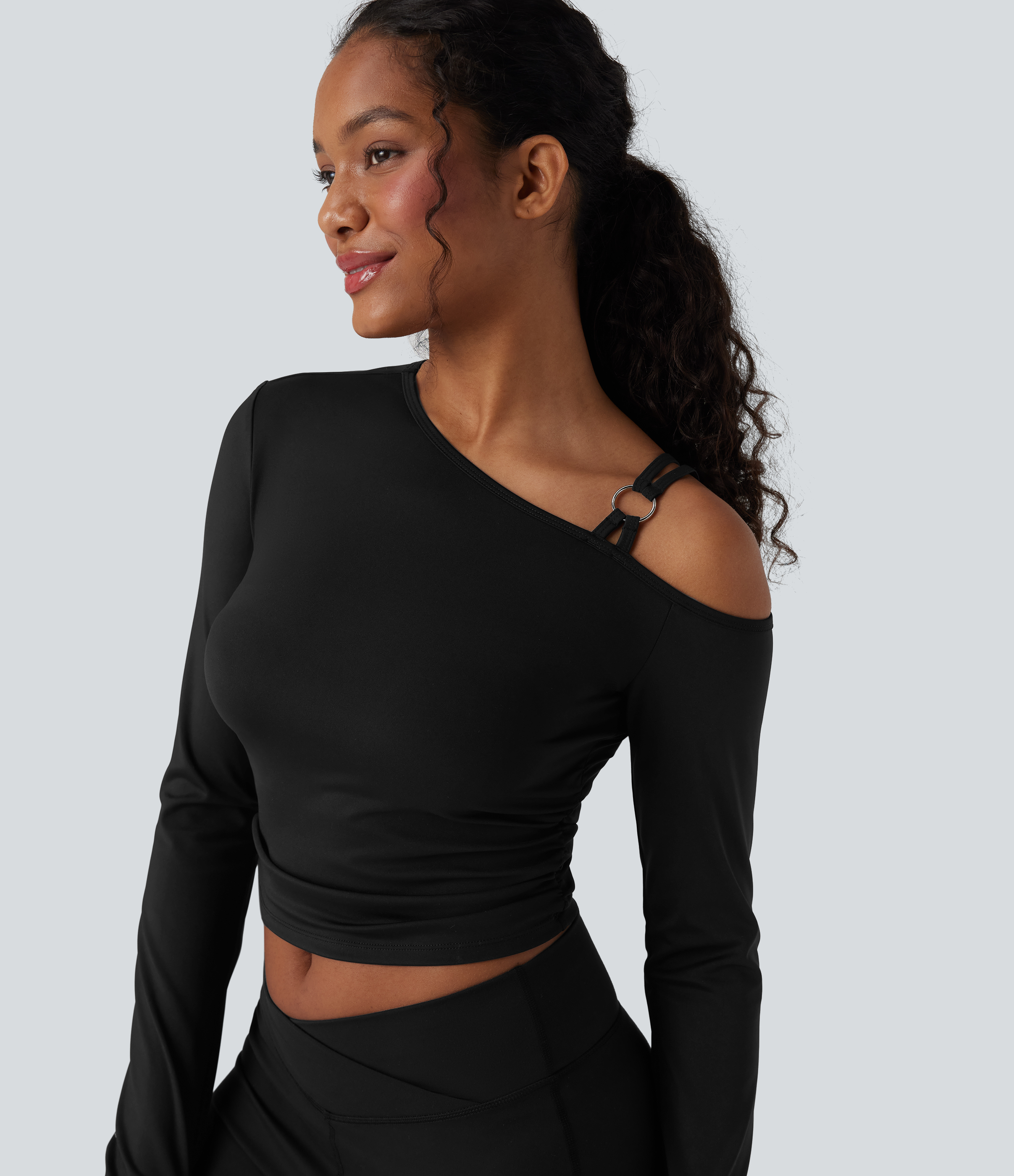 Negro Top deportivo de yoga SoftlyZero™ Airy de tacto fresco de manga larga fruncida con un solo hombro y aberturas para los pulgares - UPF 50+ / 1