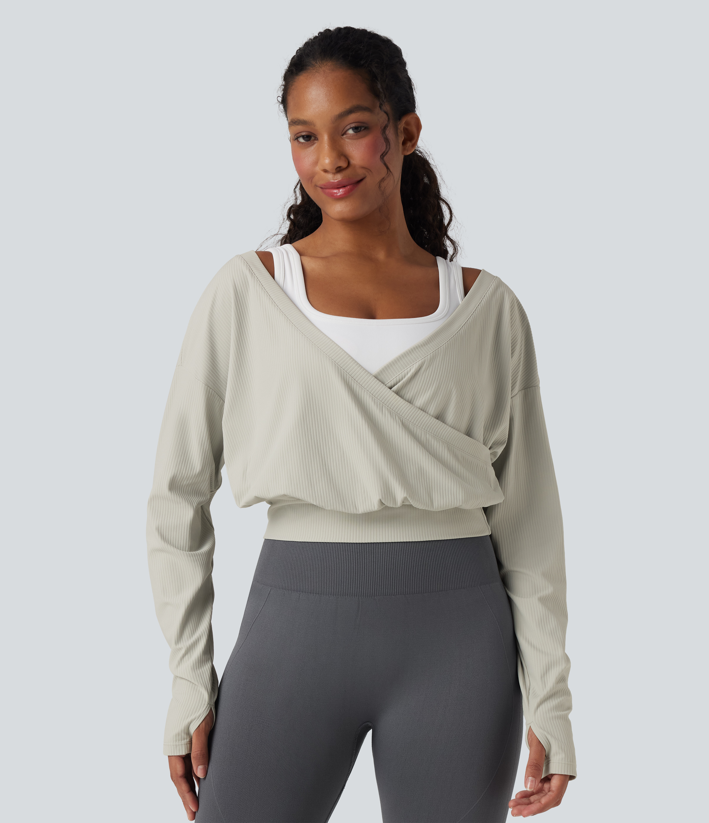 Sweet Honeydew Top sportivo da yoga a coste con scollo a V incrociato e fori per i pollici / 2