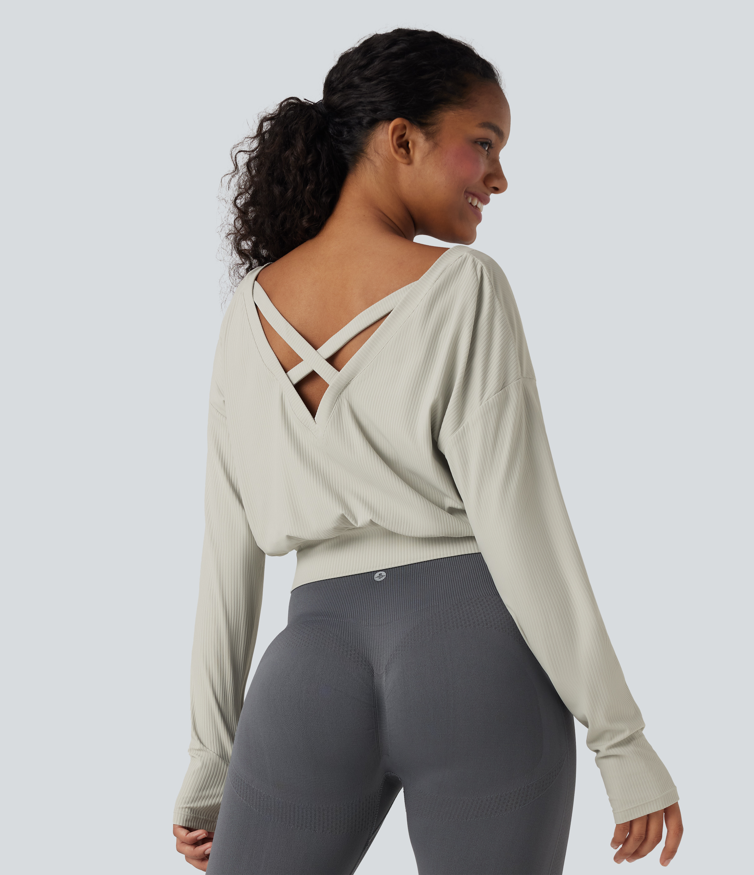 Sweet Honeydew Top sportivo da yoga a coste con scollo a V incrociato e fori per i pollici / 1