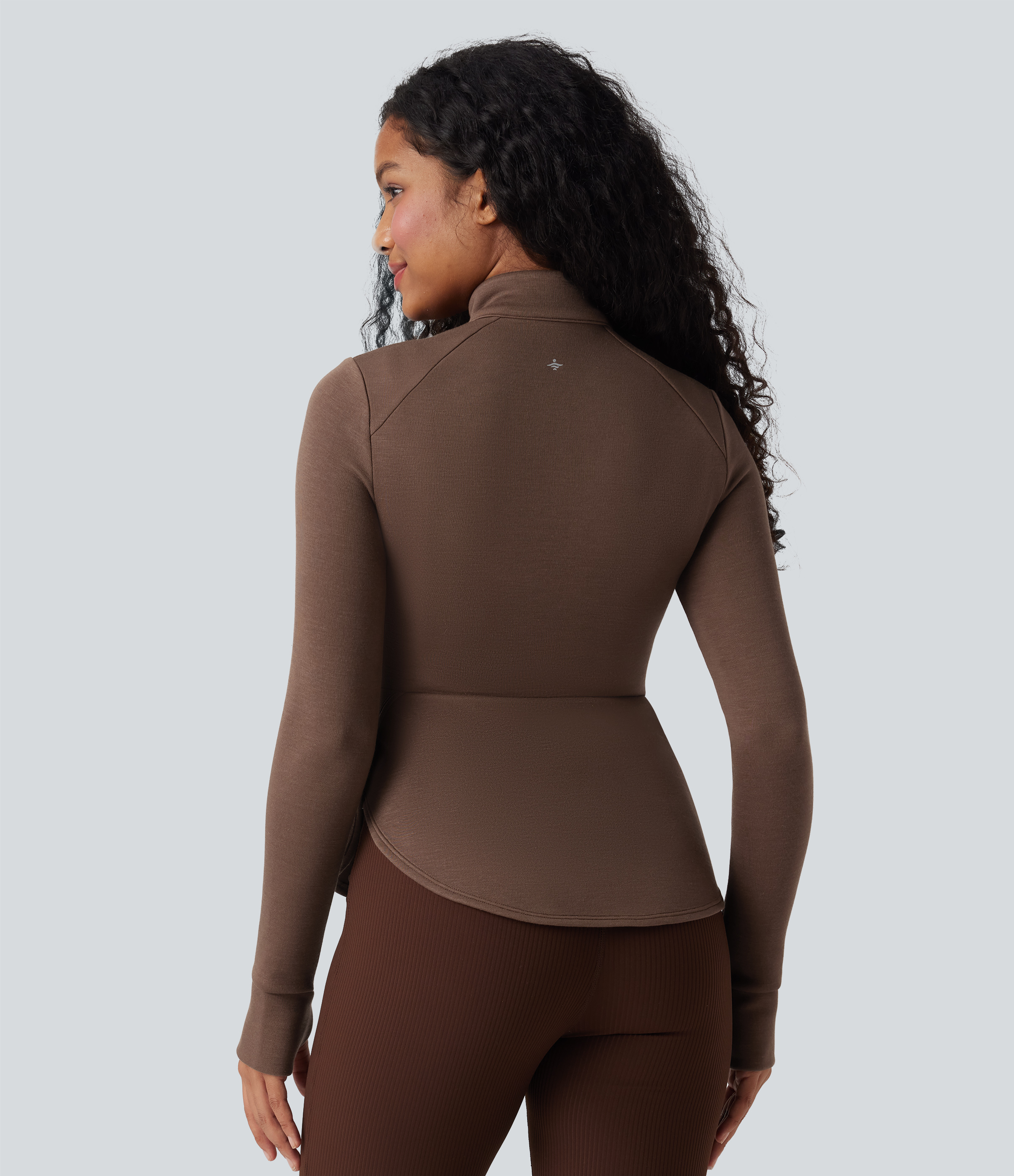 Cocoa Brown Chamarra deportiva de manga larga de reglán con cuello alto y aberturas para los pulgares / 2