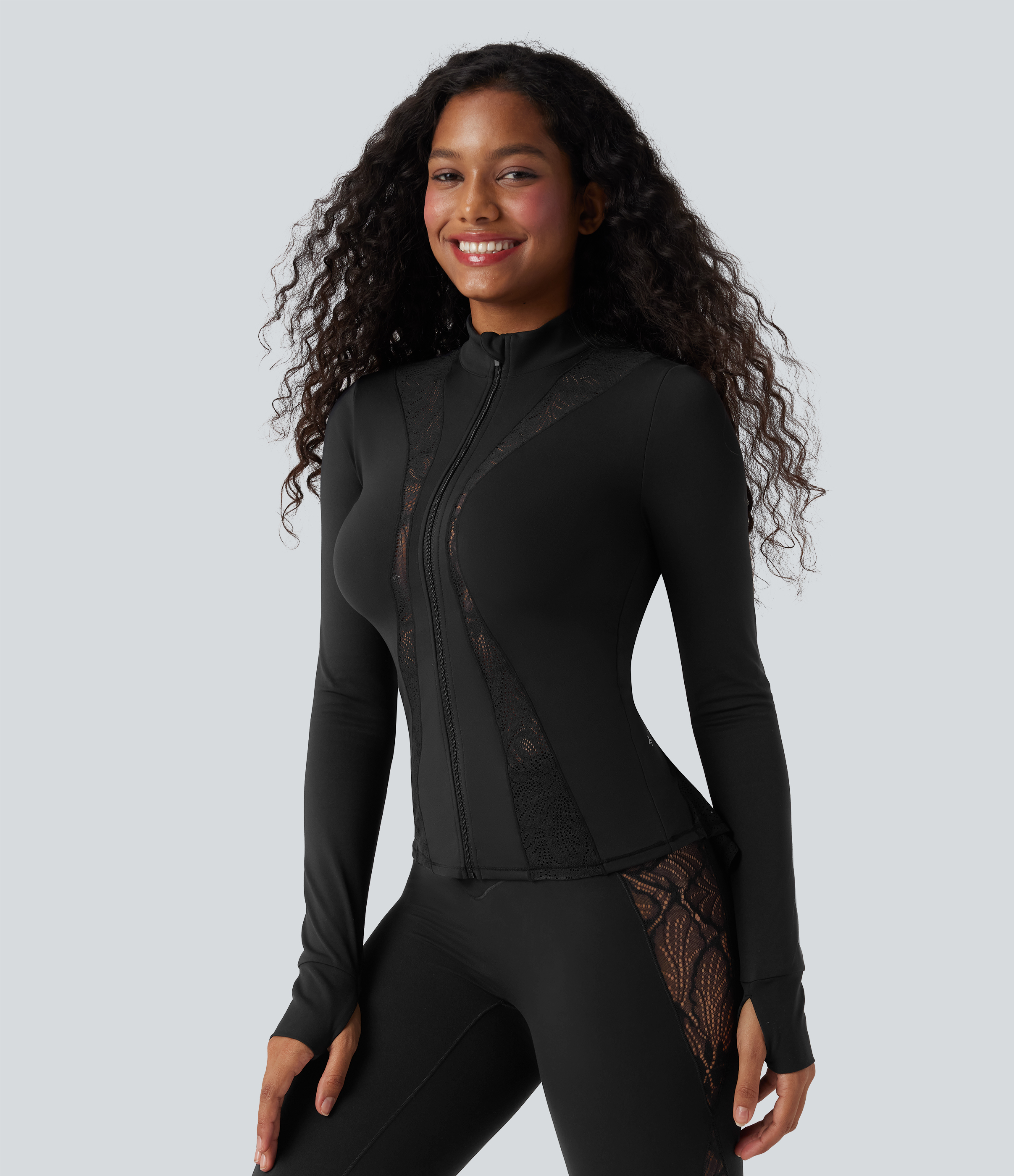 Negro Chaqueta de yoga ajustada SoftlyZero™ con encaje en contraste y abertura para el pulgar - UPF50+ / 2