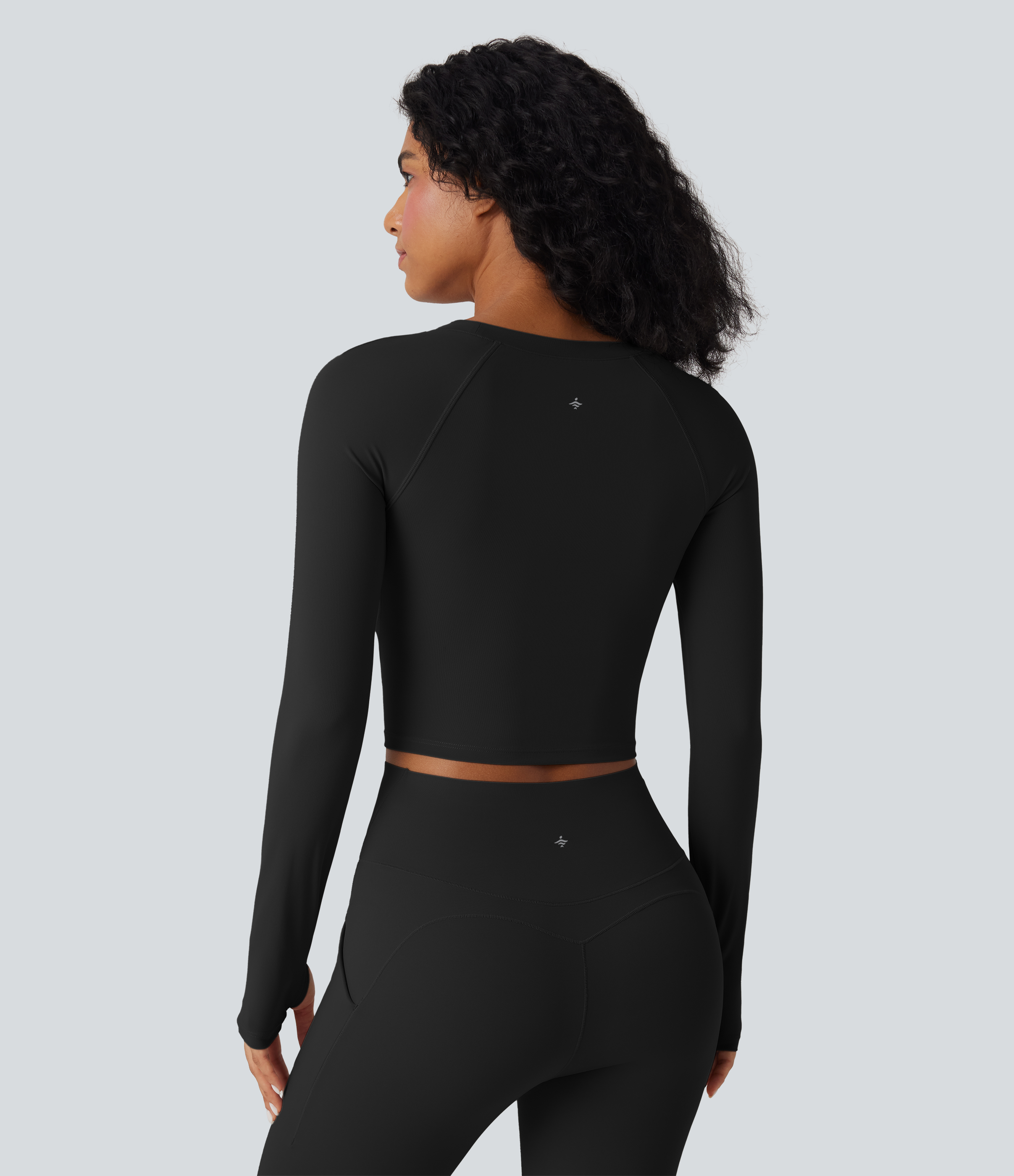 Negro Top deportivo de yoga corto  SoftlyZero™ de manga larga con abertura para el pulgar de secado rápido / 2