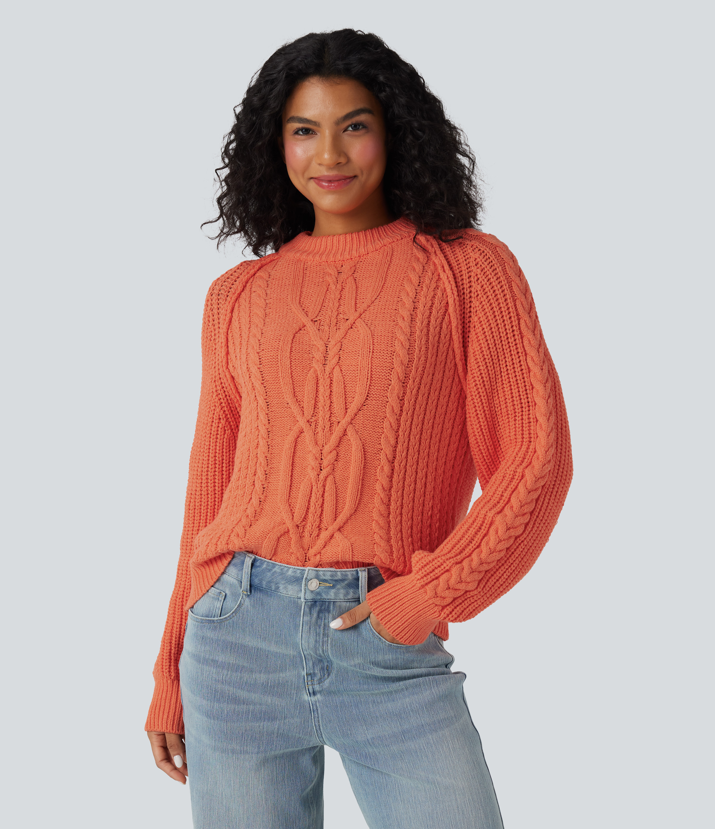 Jersey holgado de punto trenzado, con cuello redondo y mangas raglán largas