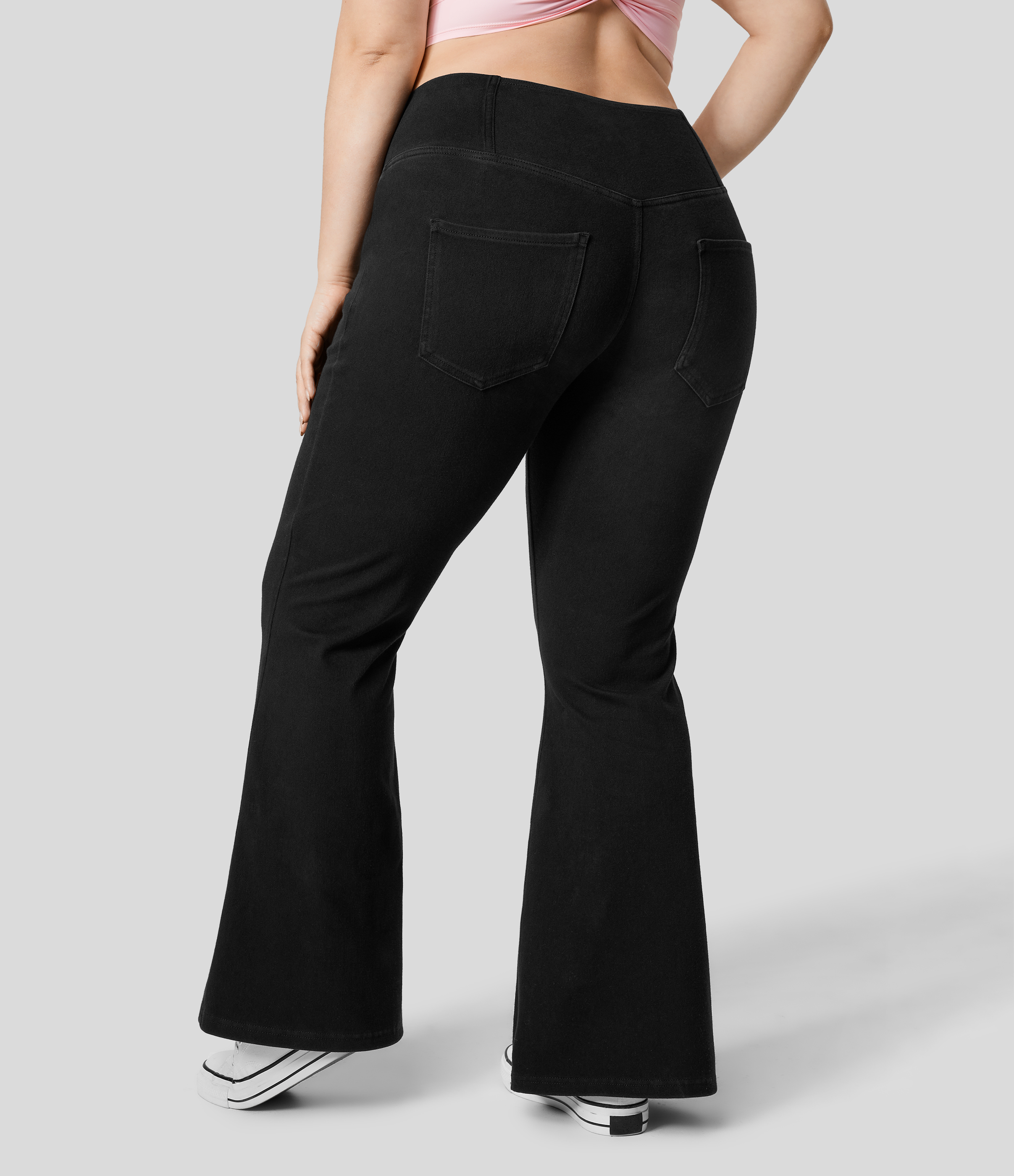 Black Denim Halara Flex™ Gewaschene Plus-Size Super-Flare Crossover-Jeans aus elastischem Strick-Denim mit Taschen und hohem Bund / 2