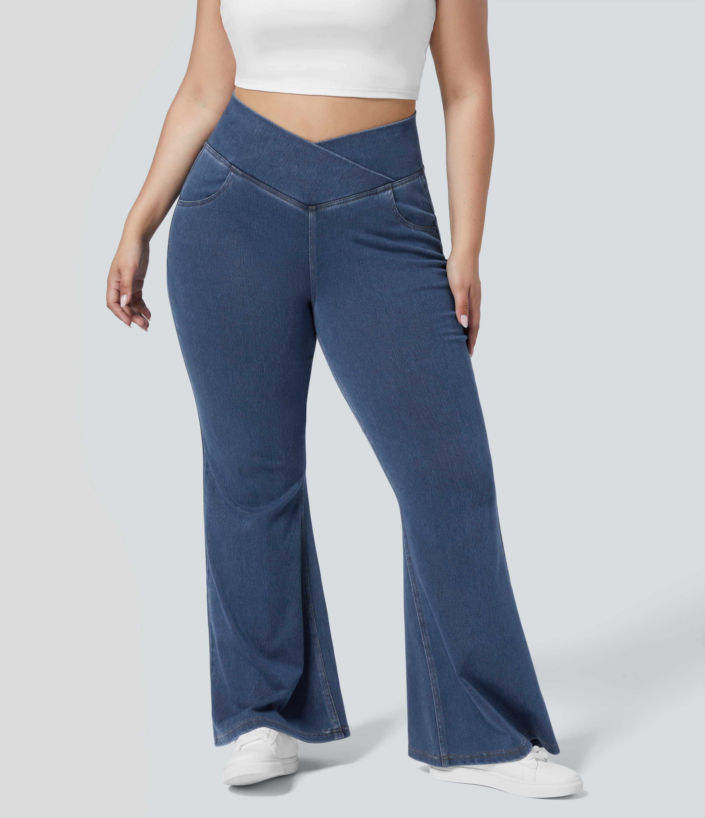 Washed Denim Bleached Blue Halara Flex™ High-Waist-Jeans in Übergröße mit überkreuzter Tasche, Used-Look, lässig / 2
