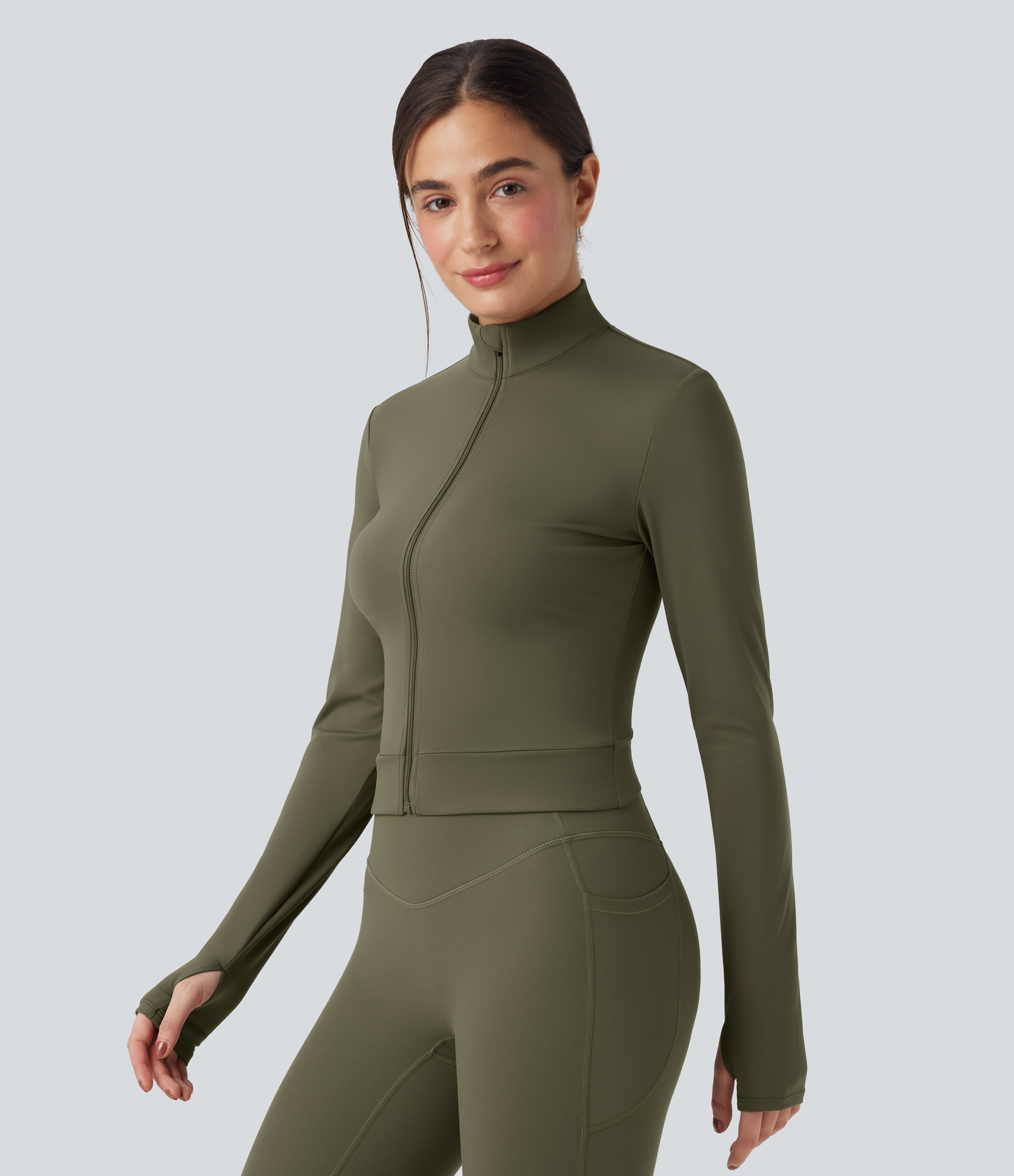 Grass Grey Green SoftlyZero™ Plüsch Stehkragen Langarm Yoga-Jacke mit Daumenlöchern und Rückenkreuzung / 2