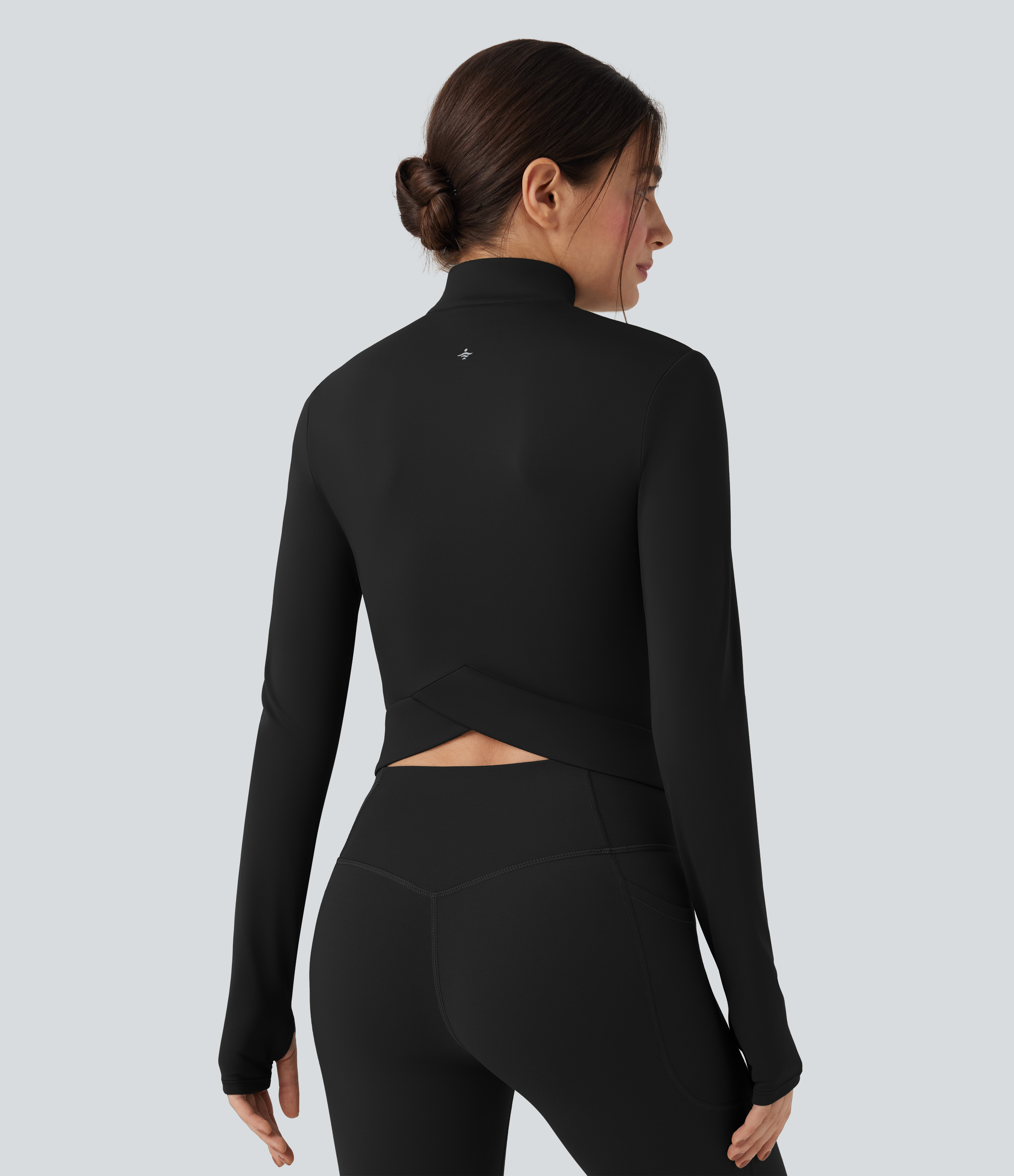 Negro Chamarra de yoga SoftlyZero™ de felpa con cuello alto y manga larga con abertura para los pulgares y espalda cruzada / 2