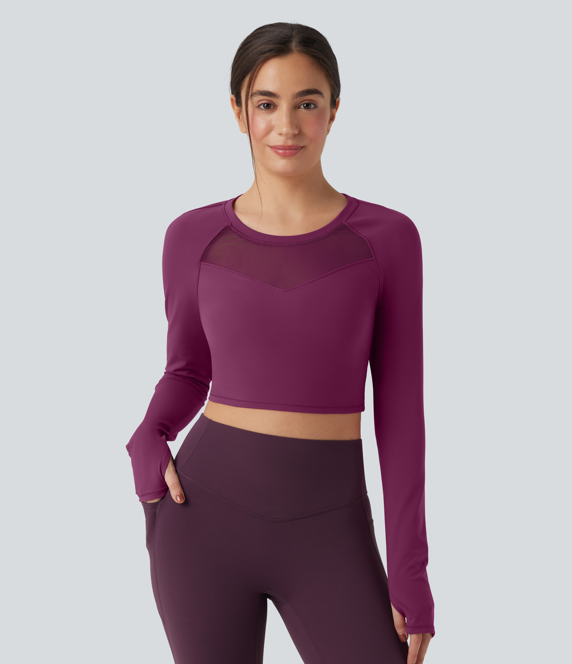 Ume Purple Top deportivo corto de yoga SoftlyZero™ de malla en contraste con abertura para el pulgar y mangas largas de felpa  / 1