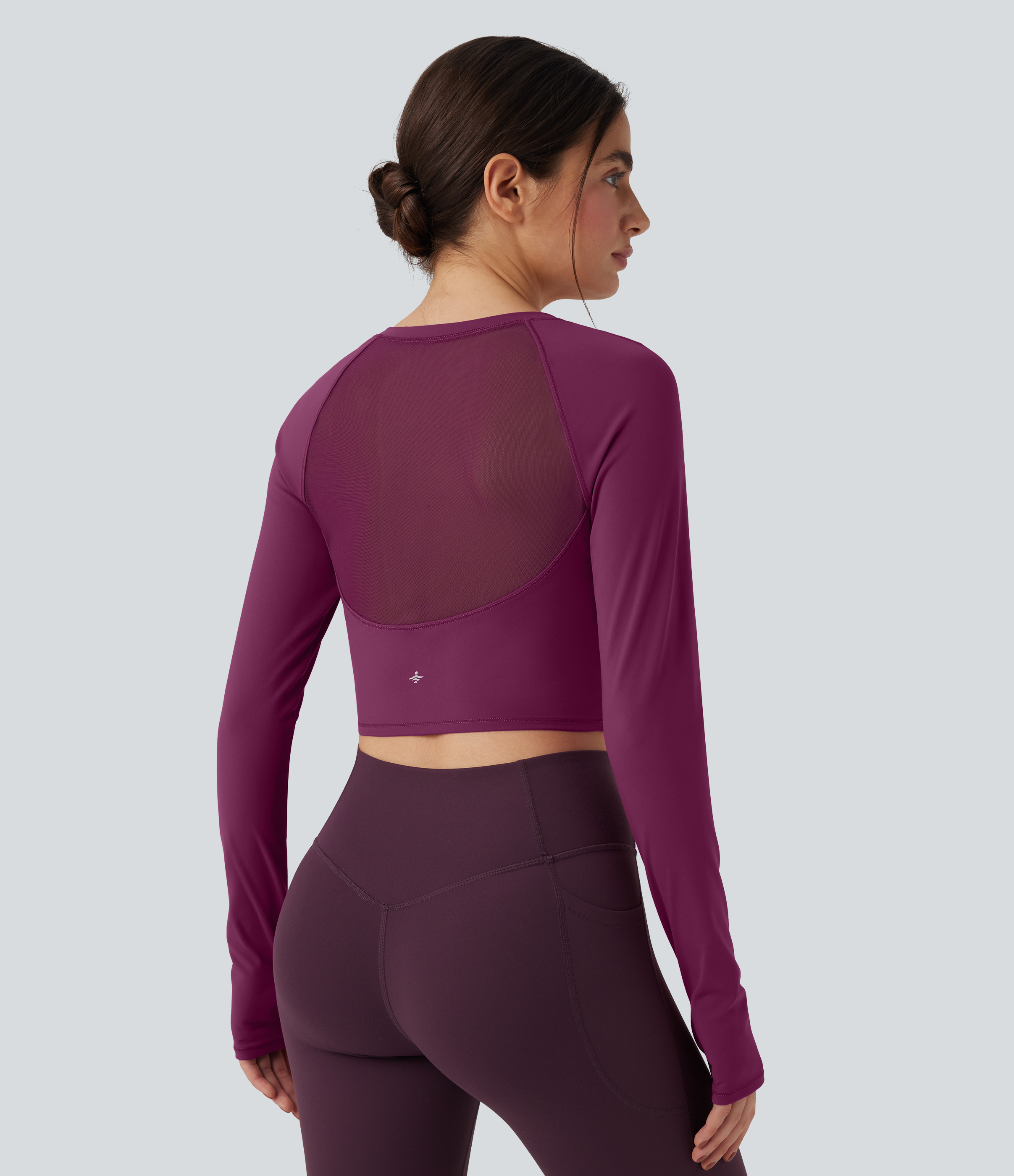 Ume Purple Top deportivo corto de yoga SoftlyZero™ de malla en contraste con abertura para el pulgar y mangas largas de felpa  / 2