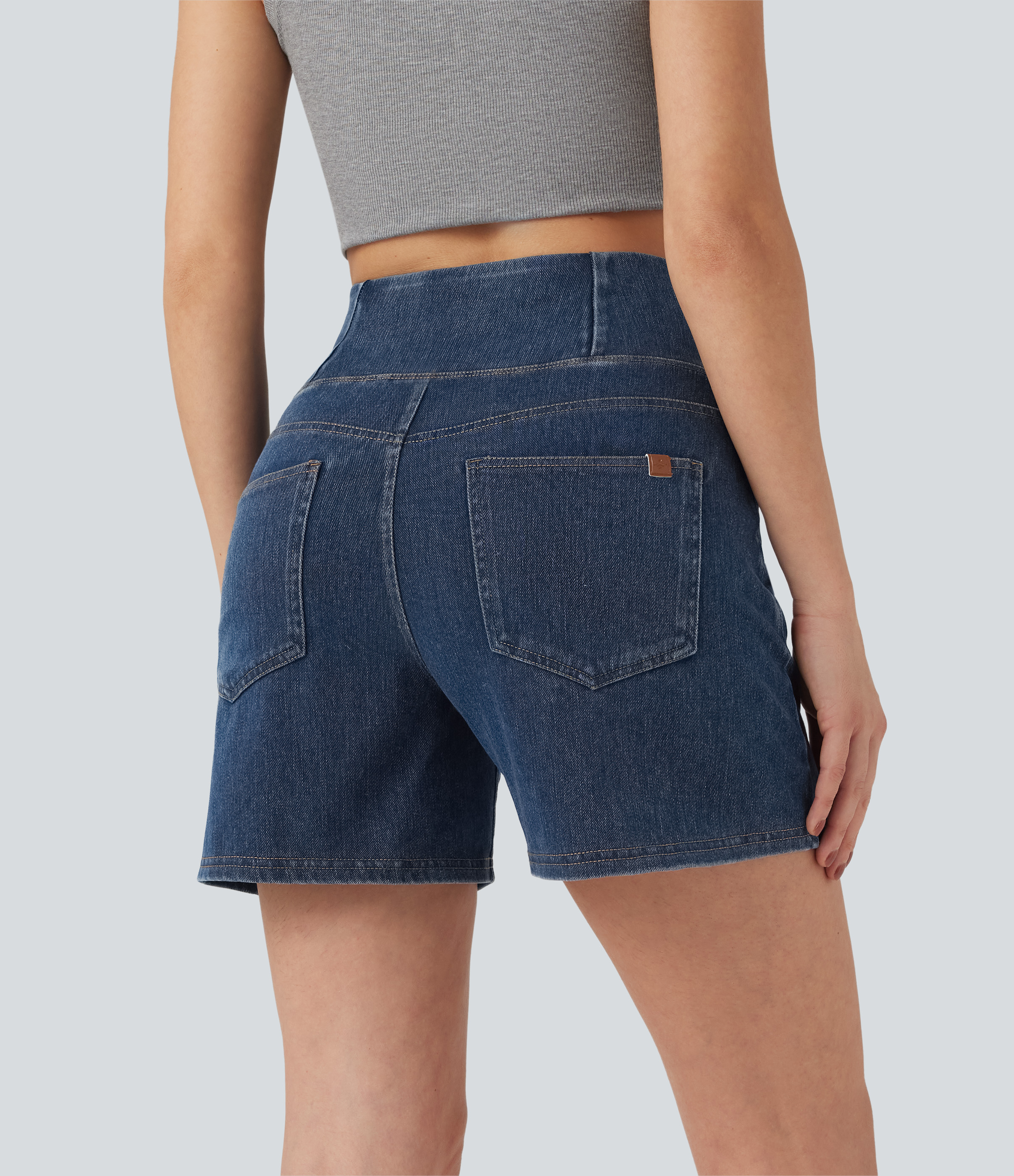 Estate Blue Denim Halara Flex™ short décontracté en denim délavé, coupe en A, taille haute avec détail croisé, jambe large, avec poches / 2
