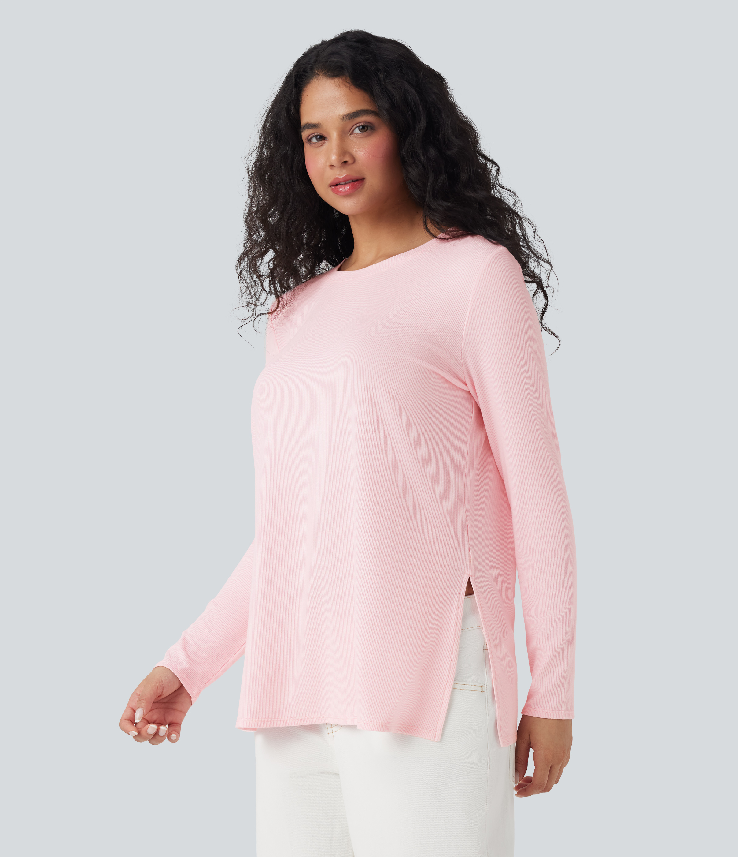 Lässiges T-Shirt aus geripptem Strick mit langen Ärmeln und geteiltem Saum