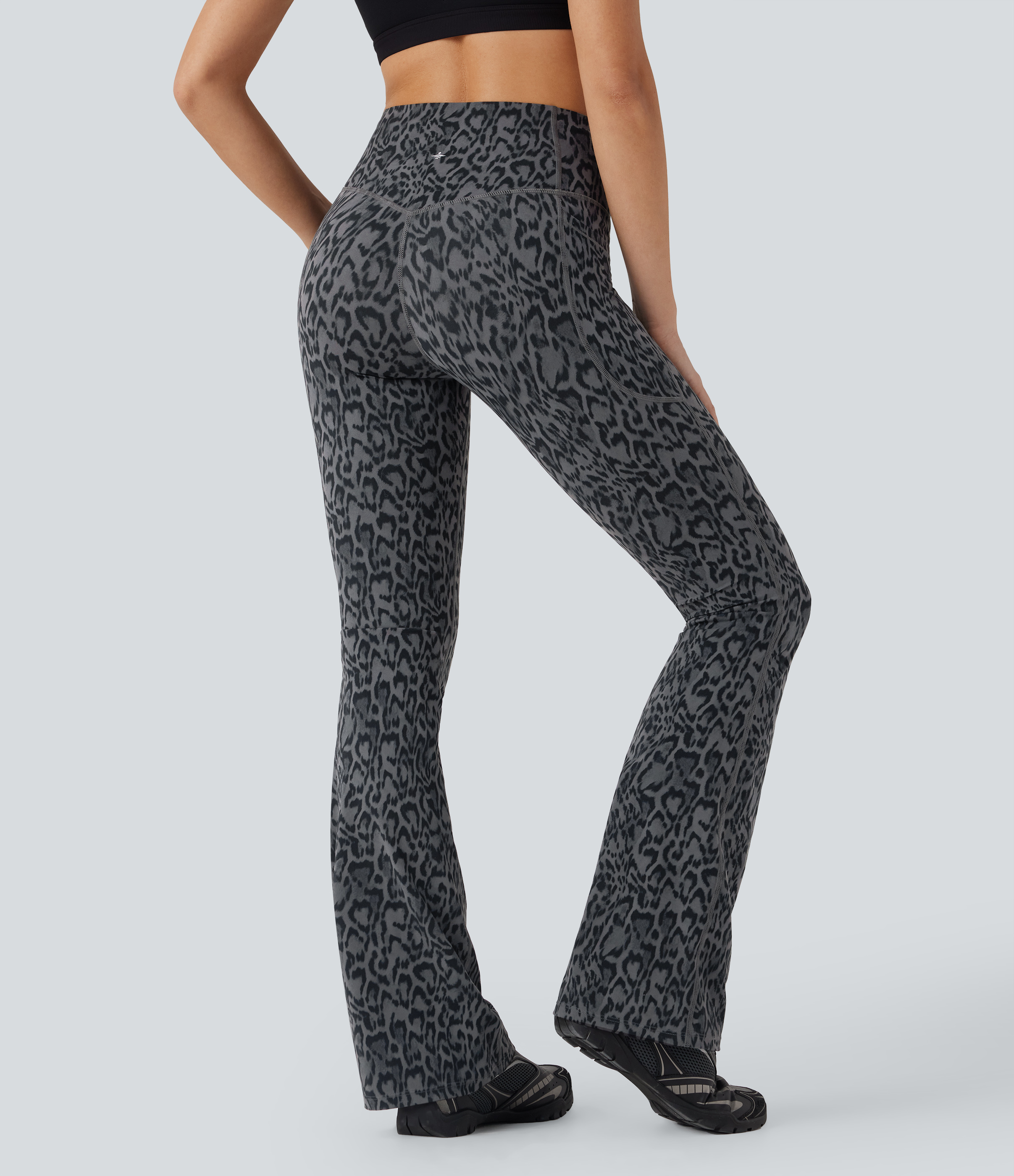 Shadow Leopard Leggings de yoga Halara UltraSculpt™ con estampado de leopardo, cintura alta, control de abdomen y corte acampanado con bolsillos / 2