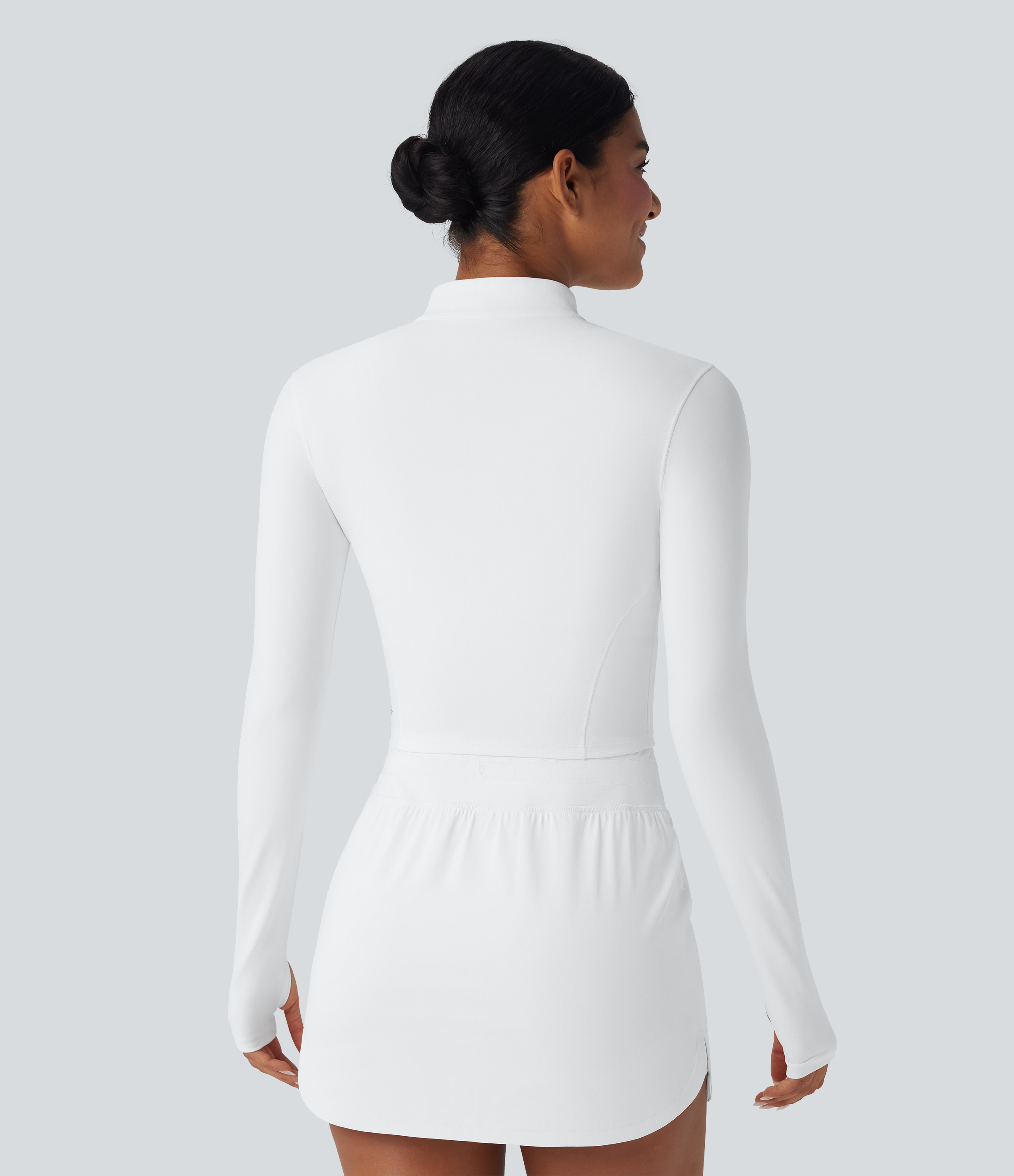 White Chaqueta de golf corta SoftlyZero™ con cuello alto afelpado y aberturas para los pulgares y cremallera / 2