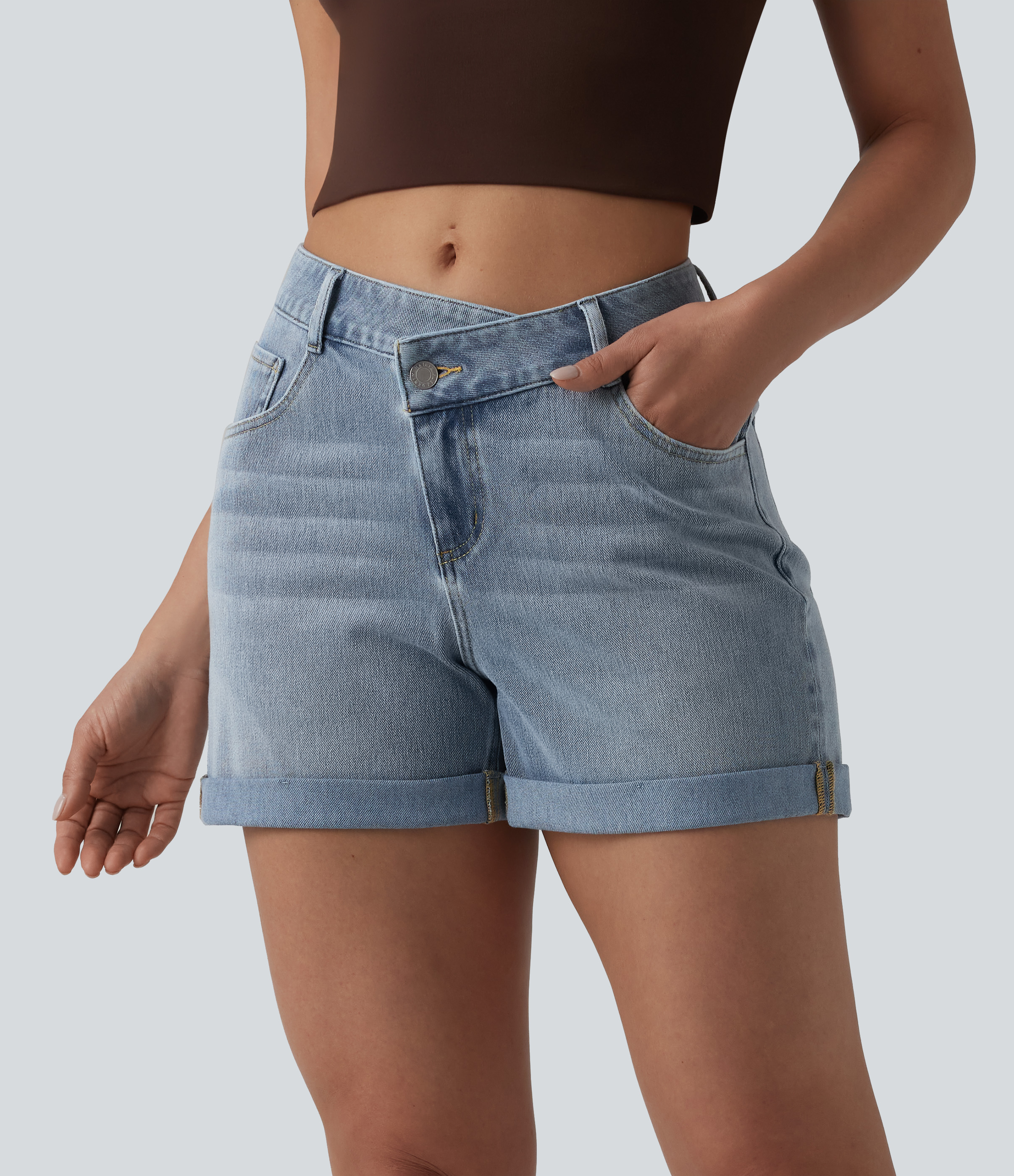 Halara Flex™ - Lässige Shorts aus verwaschenem Denim mit hohem Crossover-Bund, mehreren Taschen und gerolltem Saum