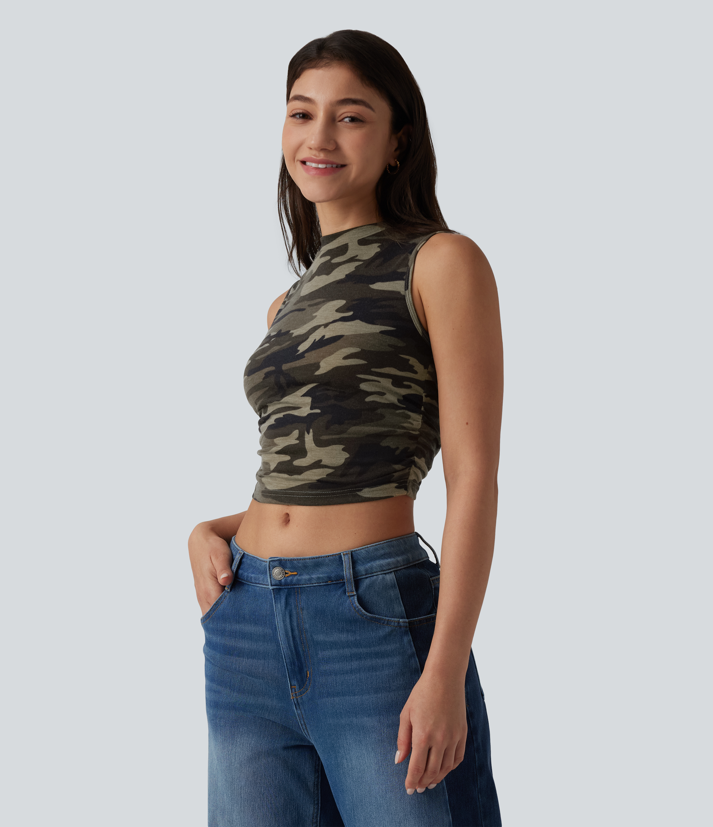 Kurzes, gerafftes Tanktop mit Rundhalsausschnitt und Camouflage-Muster