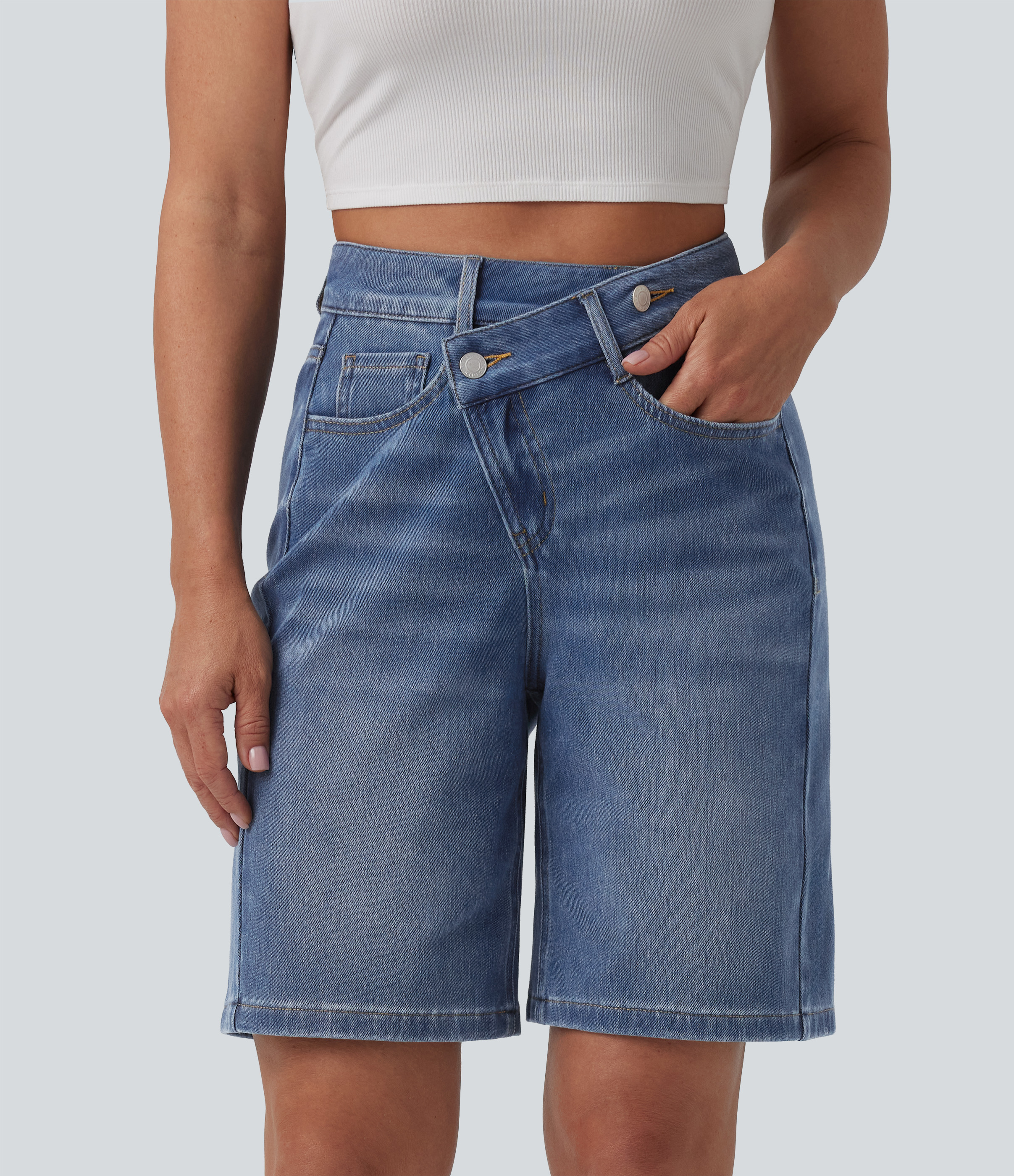 Halara Flex™ - Lässige, verwaschene Denim-Shorts mit hohem Crossover-Bund und mehreren Taschen - 22,9 cm