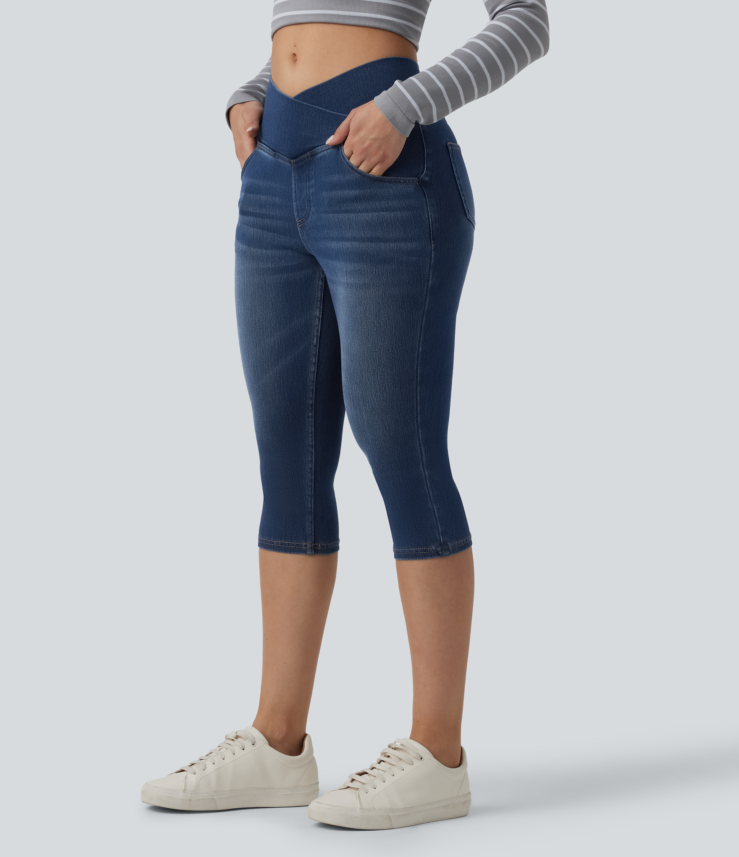 Halara Flex™ - Lässige Capri-Leggings aus Denim mit hohem Crossover-Bund und mehreren Taschen