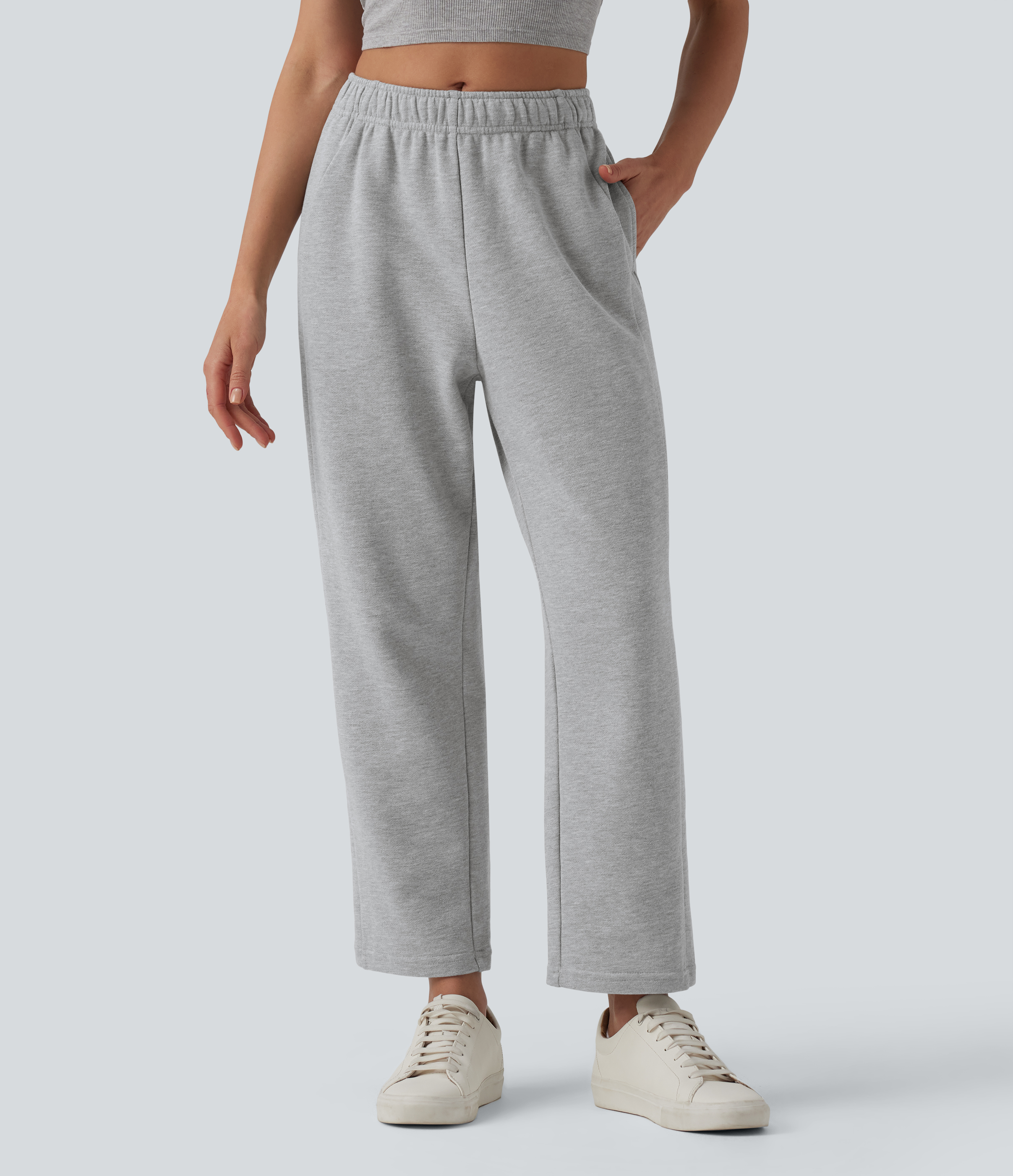 Mittelhohe, mit innenliegendem Kordelzug versehene, konisch zulaufende lässige Baumwoll-Jogginghose mit Taschen