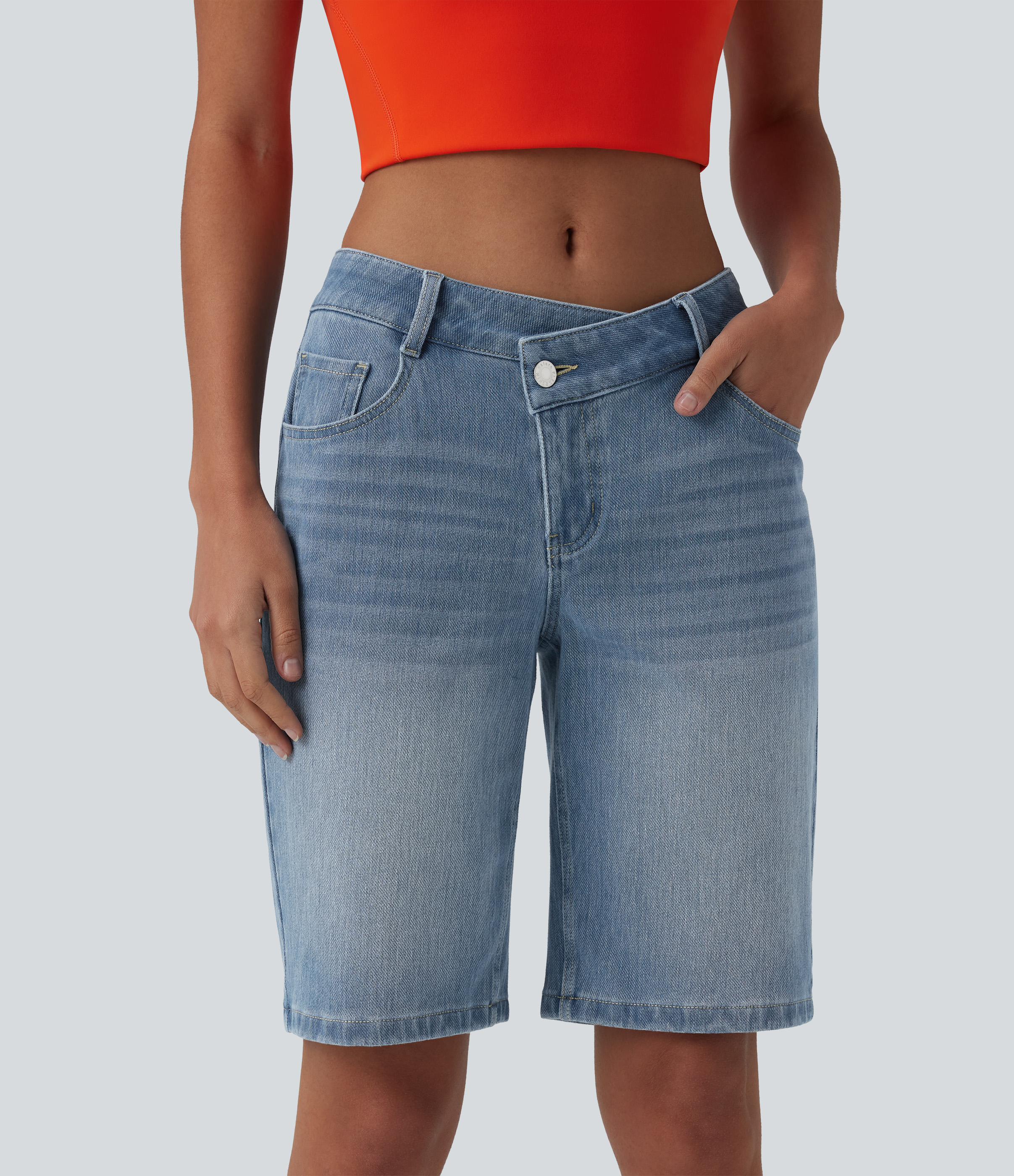 Halara Flex™ - Lässige Denim-Shorts mit niedrigem Crossover-Bund und mehreren Taschen